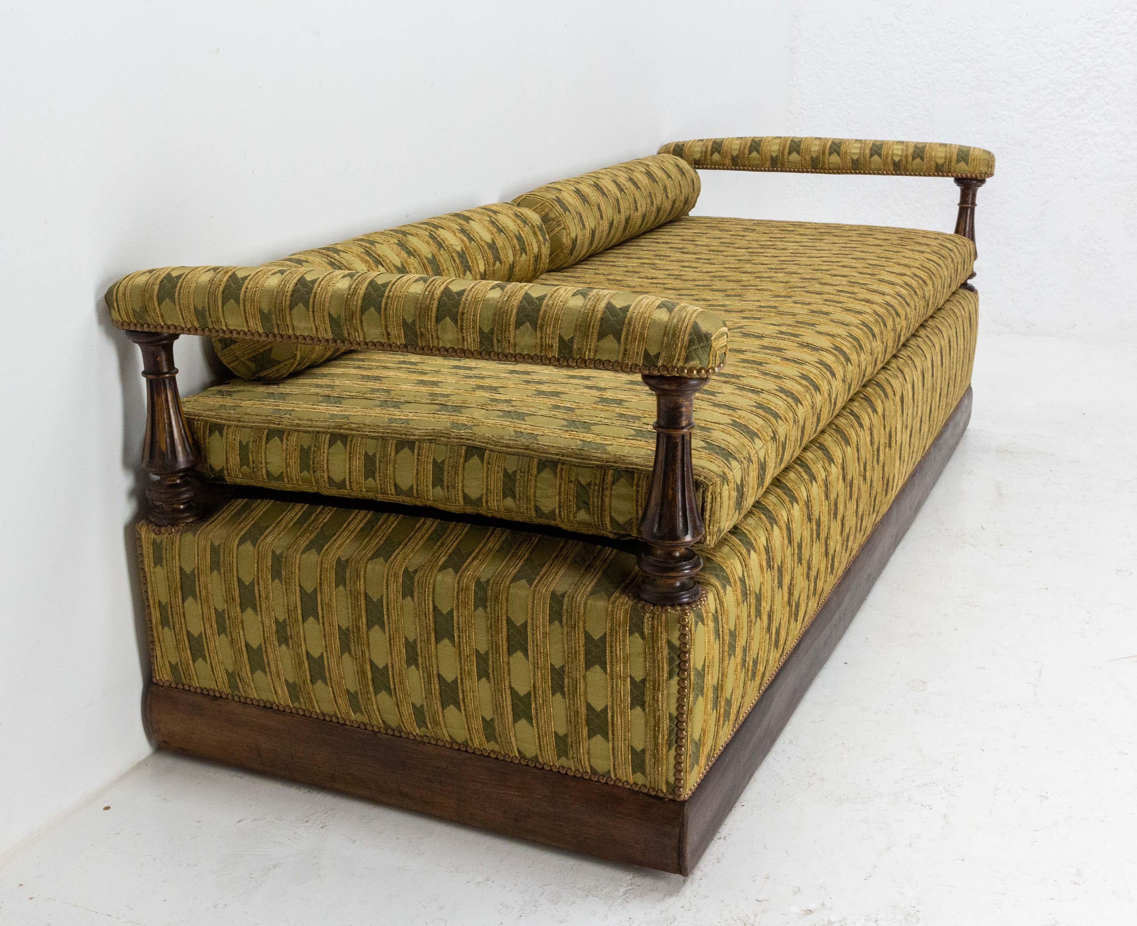 Napoleon III. Sofa Banquette aus Nussbaumholz, Französisch, spätes 19. Jahrhundert im Angebot 1