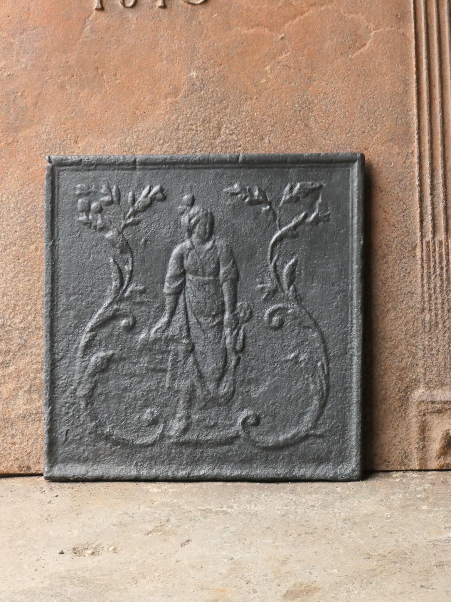 Piantana francese del XIX secolo raffigurante una donna con la spesa. Lo stile del parafuoco è quello del periodo Napoleone III.

Lo schienale del caminetto è in ghisa e ha un colore nero / peltro. Le condizioni dello schienale del camino sono