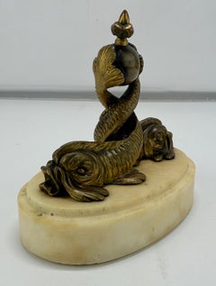 Delfino armoriale francese in bronzo dorato su base di marmo