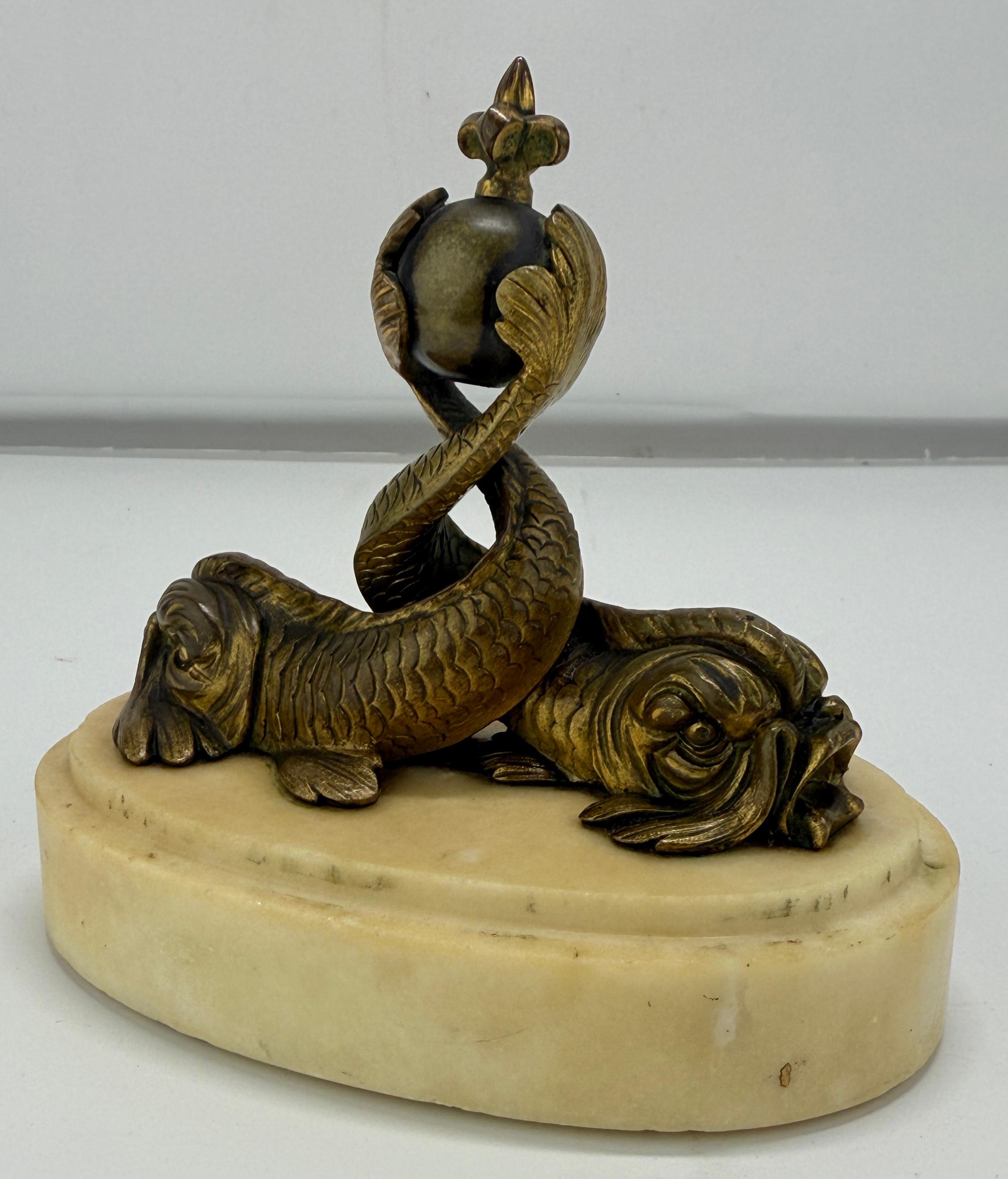 Napoléon III Finale de dauphin armorié en bronze doré sur base en marbre, de style néo-napoléonien français en vente