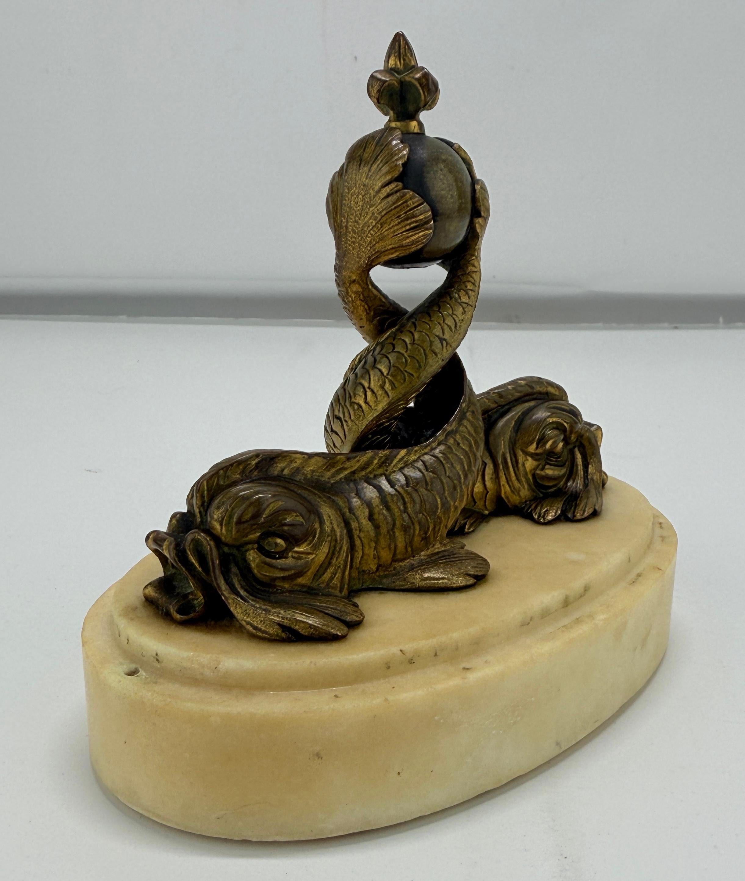 Français Finale de dauphin armorié en bronze doré sur base en marbre, de style néo-napoléonien français en vente
