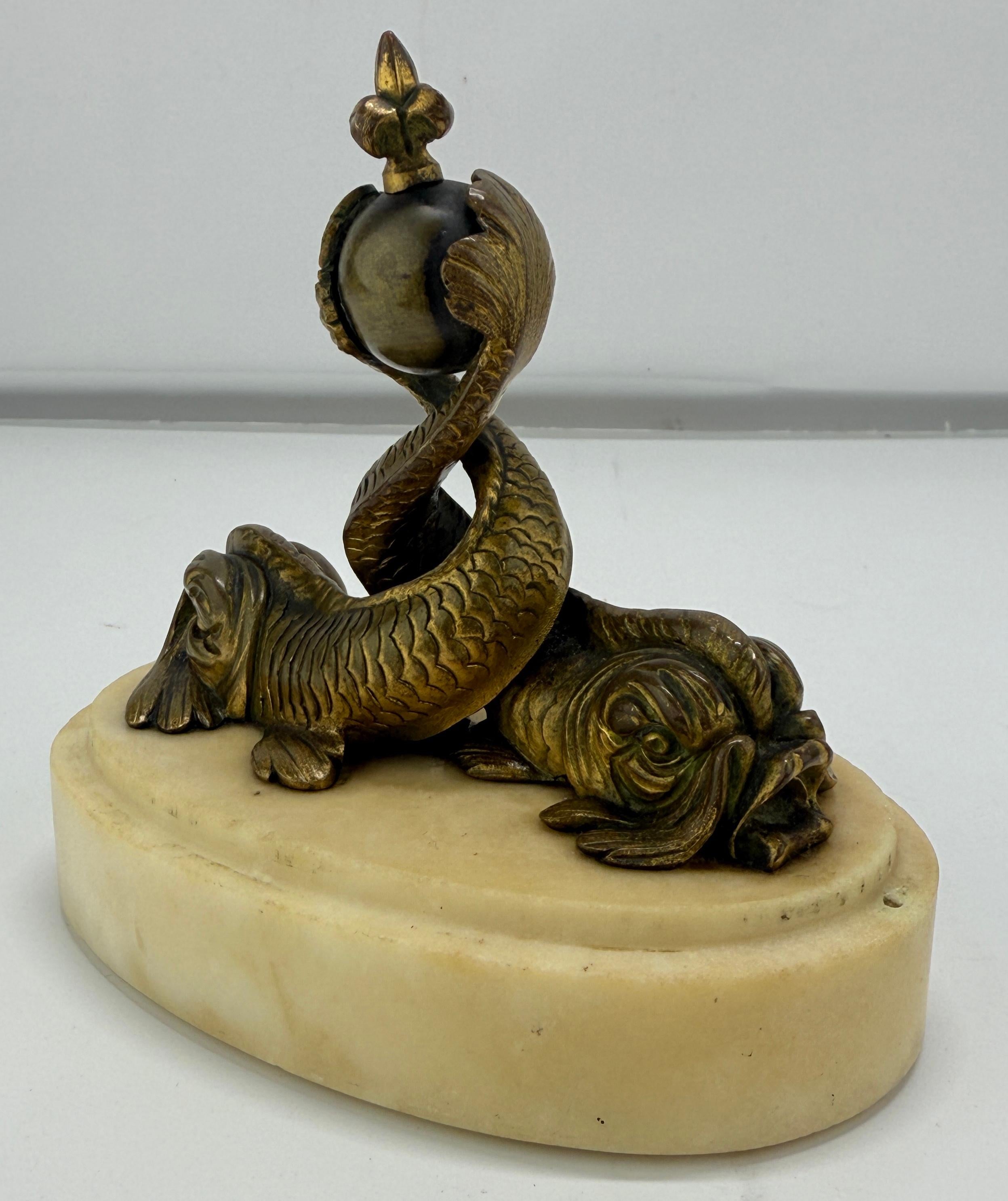 XIXe siècle Finale de dauphin armorié en bronze doré sur base en marbre, de style néo-napoléonien français en vente