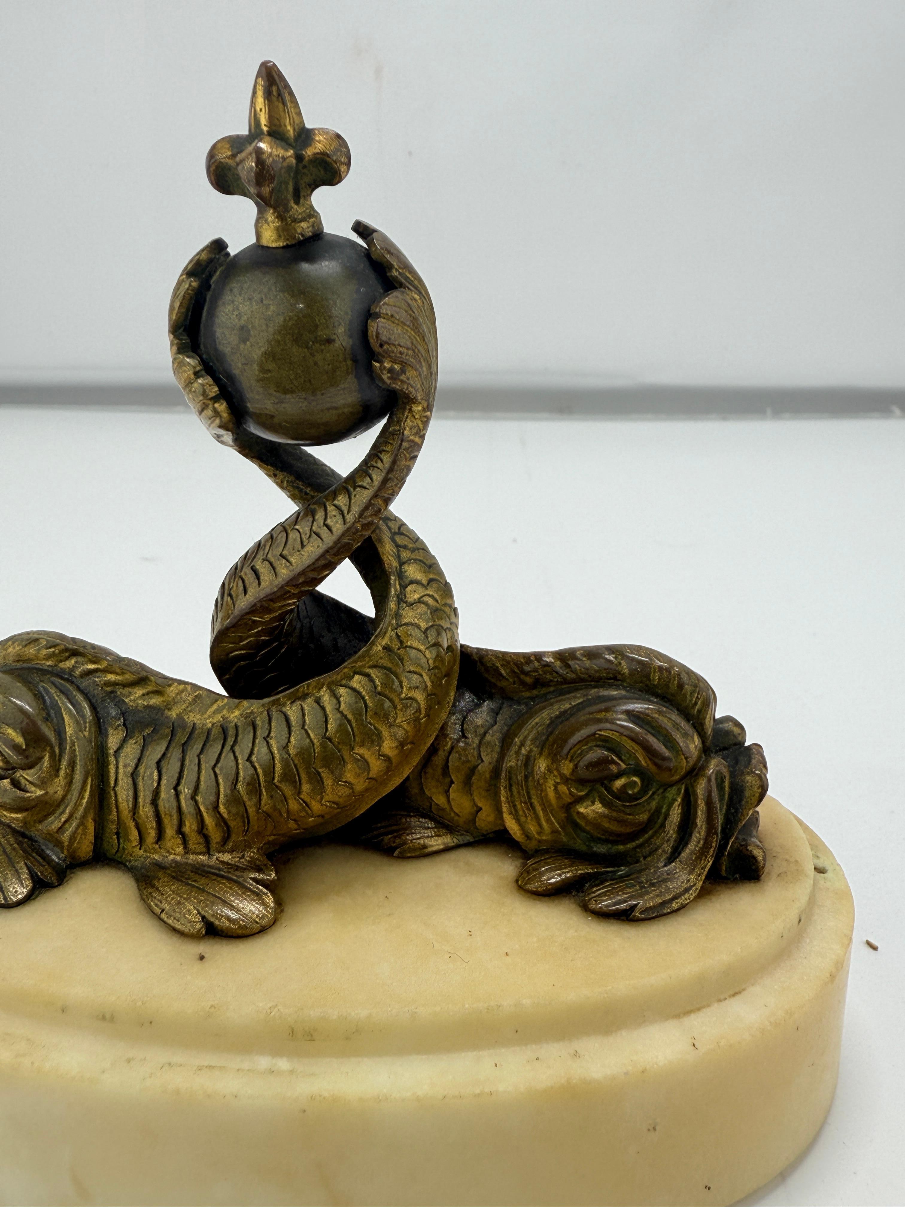 Bronze Finale de dauphin armorié en bronze doré sur base en marbre, de style néo-napoléonien français en vente