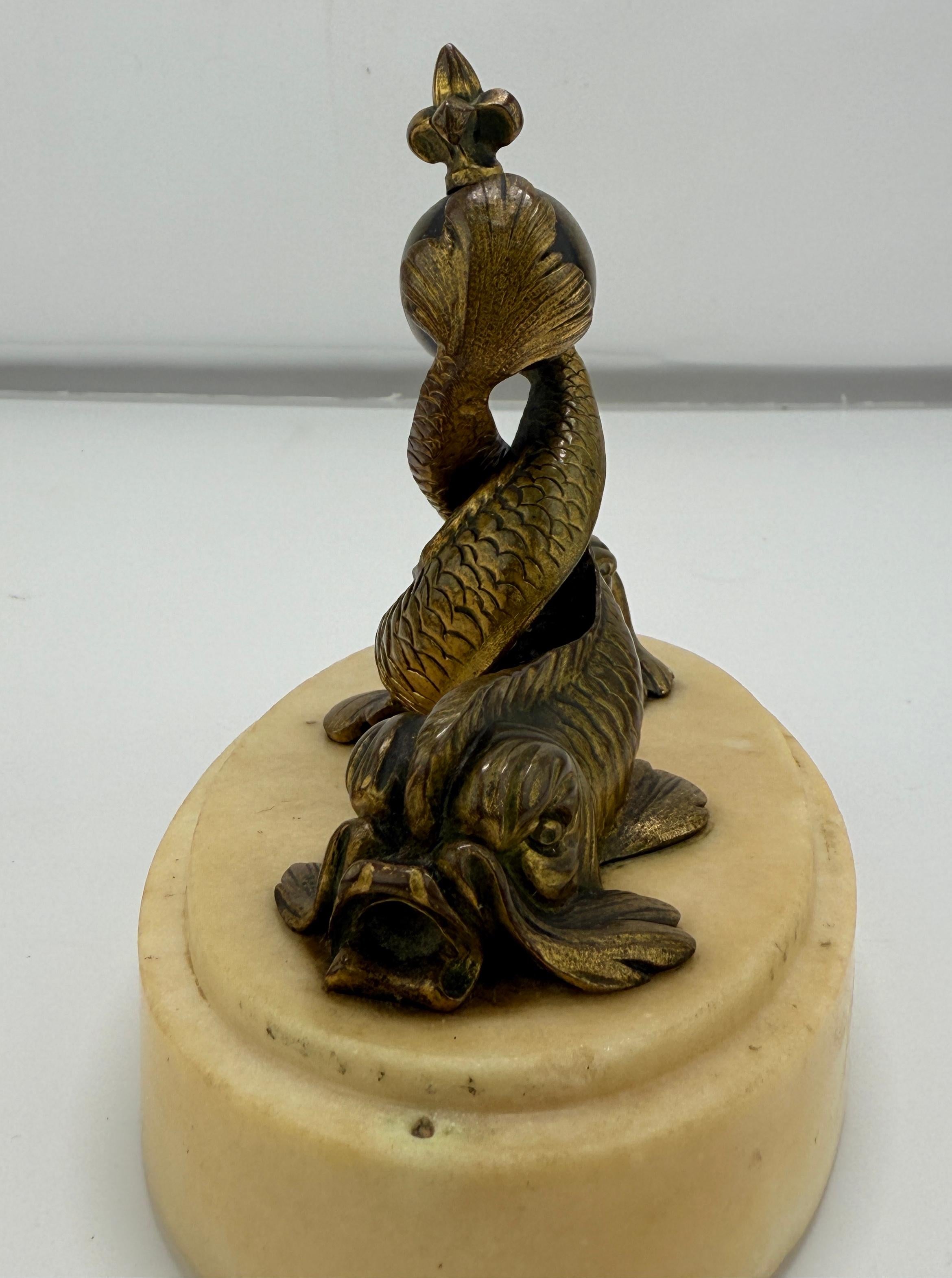 Finale de dauphin armorié en bronze doré sur base en marbre, de style néo-napoléonien français en vente 2