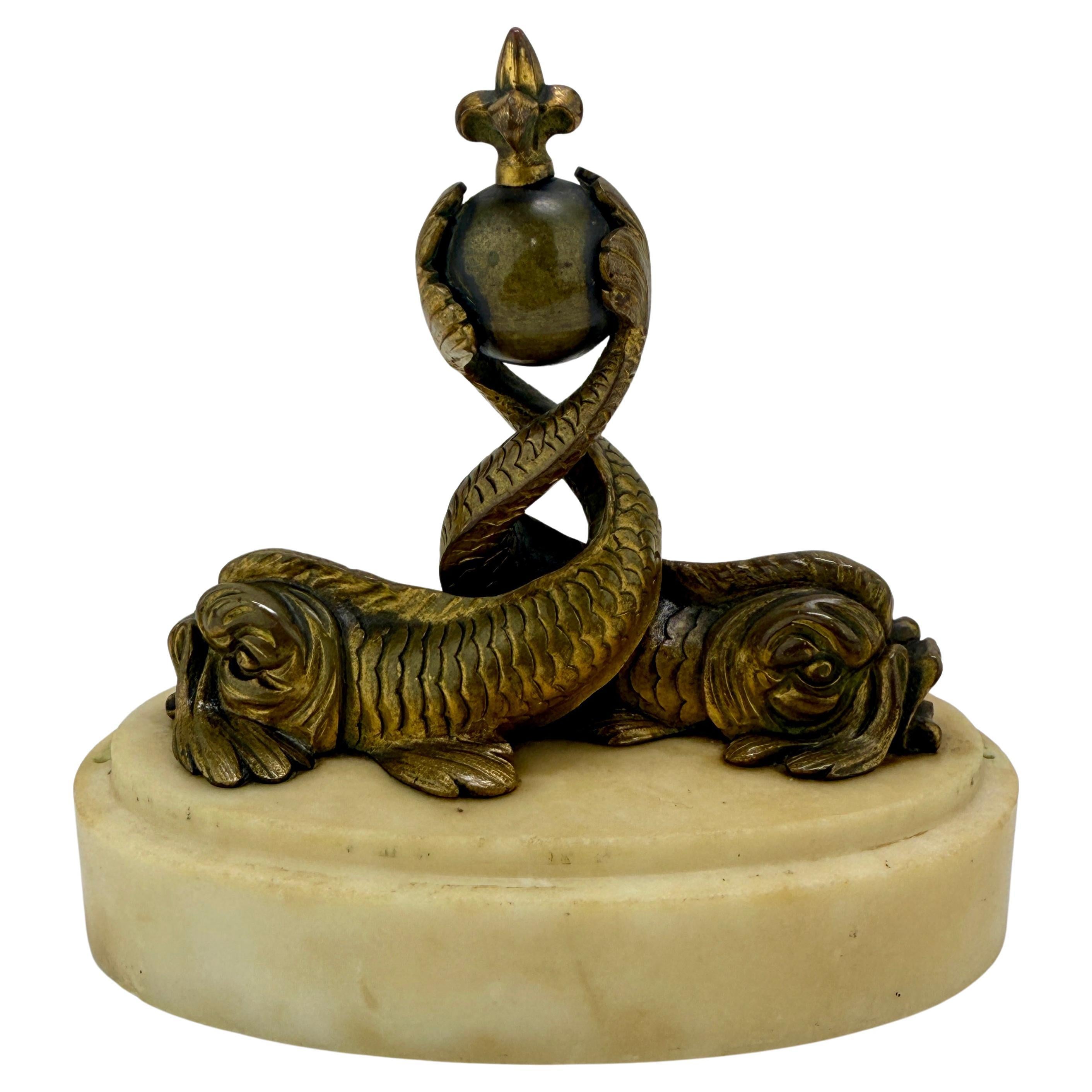 Finale de dauphin armorié en bronze doré sur base en marbre, de style néo-napoléonien français en vente