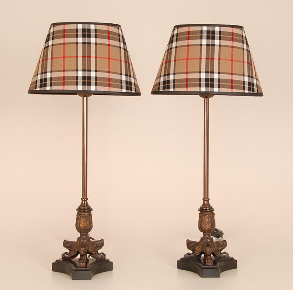 Stile impero Lampade da tavolo francesi napoleoniche Tartan Base a treppiede Zampe di leone Lampade impero una coppia in vendita