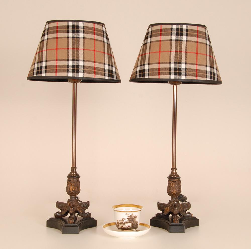 Francese Lampade da tavolo francesi napoleoniche Tartan Base a treppiede Zampe di leone Lampade impero una coppia in vendita