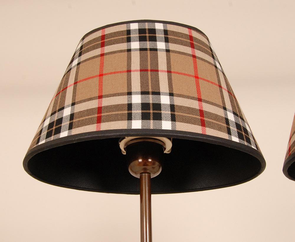 Fatto a mano Lampade da tavolo francesi napoleoniche Tartan Base a treppiede Zampe di leone Lampade impero una coppia in vendita