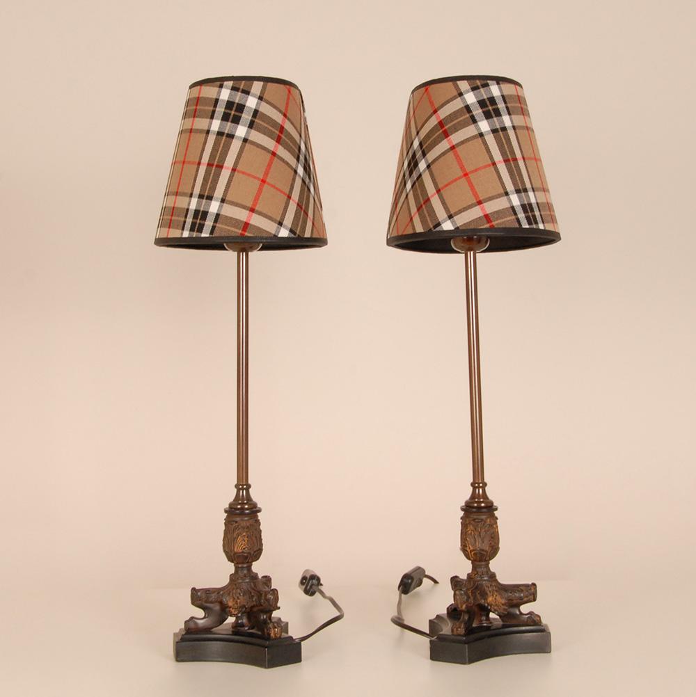 Fine XX secolo Lampade da tavolo francesi napoleoniche Tartan Base a treppiede Zampe di leone Lampade impero una coppia in vendita