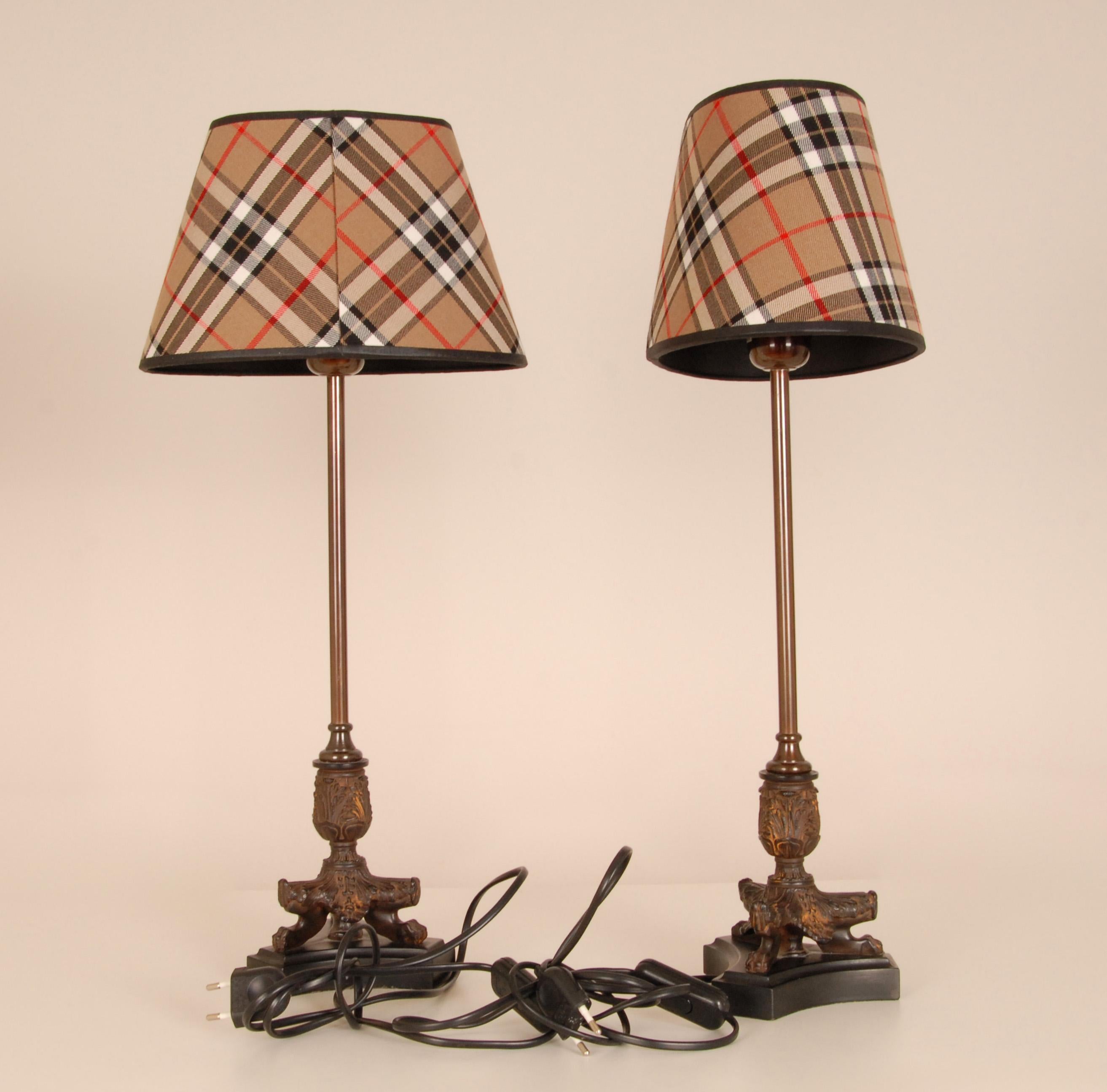 Metallo Lampade da tavolo francesi napoleoniche Tartan Base a treppiede Zampe di leone Lampade impero una coppia in vendita