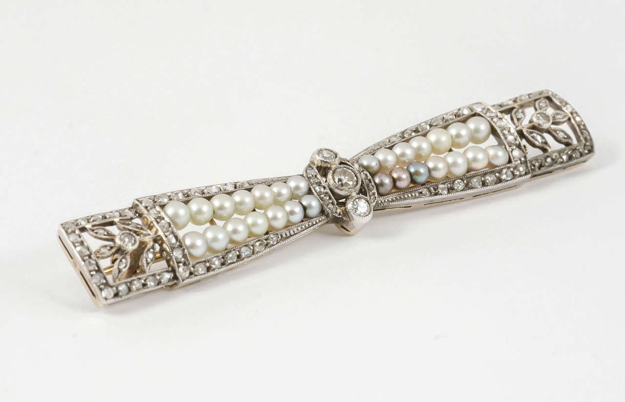 Bow Brooch with Diamonds & Natural Pearls in Platinum, French circa 1910 In Good Condition For Sale In London, GB