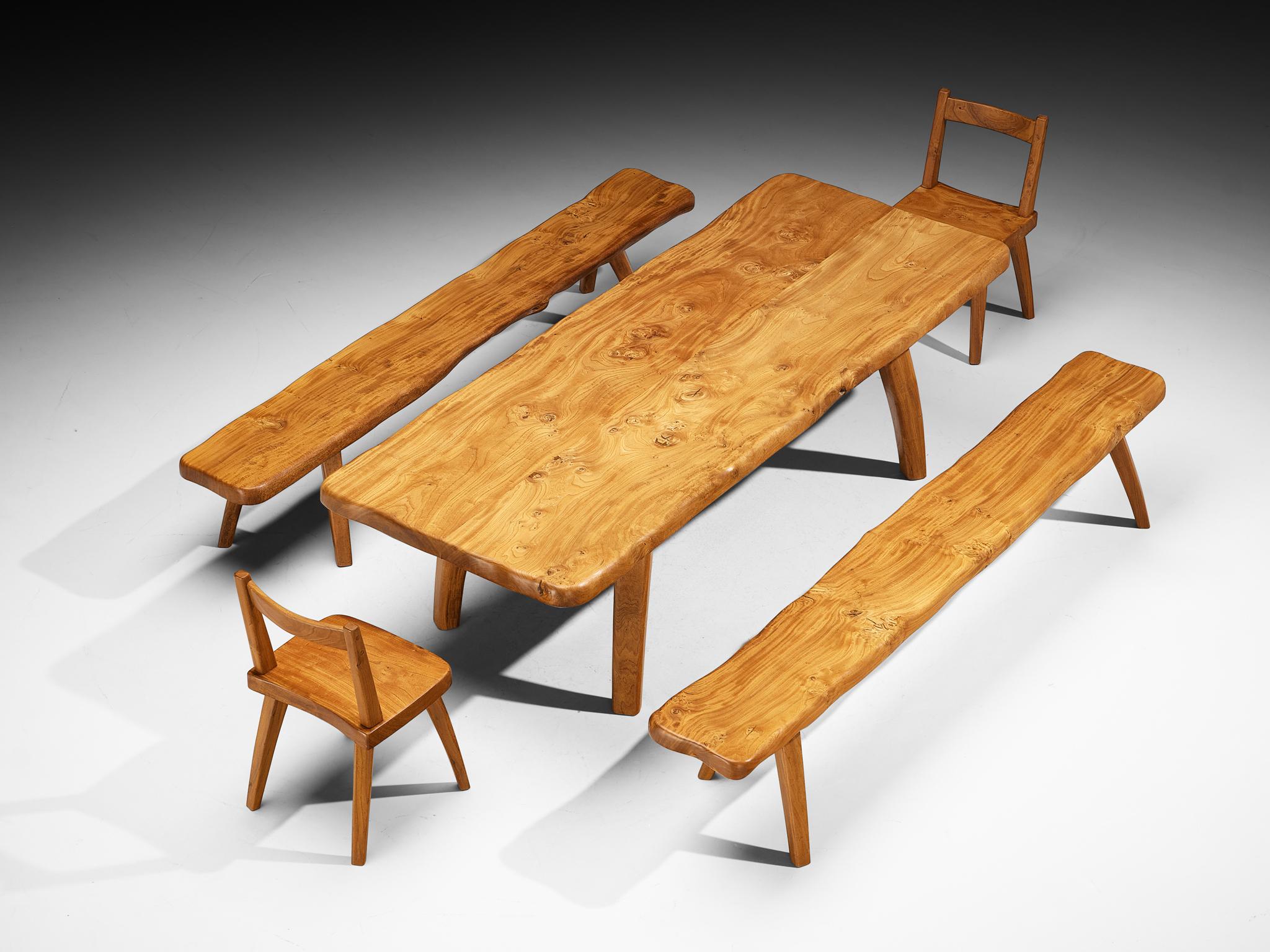 Ensemble de salon composé d'une table, de bancs et de chaises, orme massif, France, années 1970/80.

Cet ensemble de salon français des années 1970-80 exprime un caractère naturaliste. Les dalles épaisses en bois de forme libre se caractérisent par