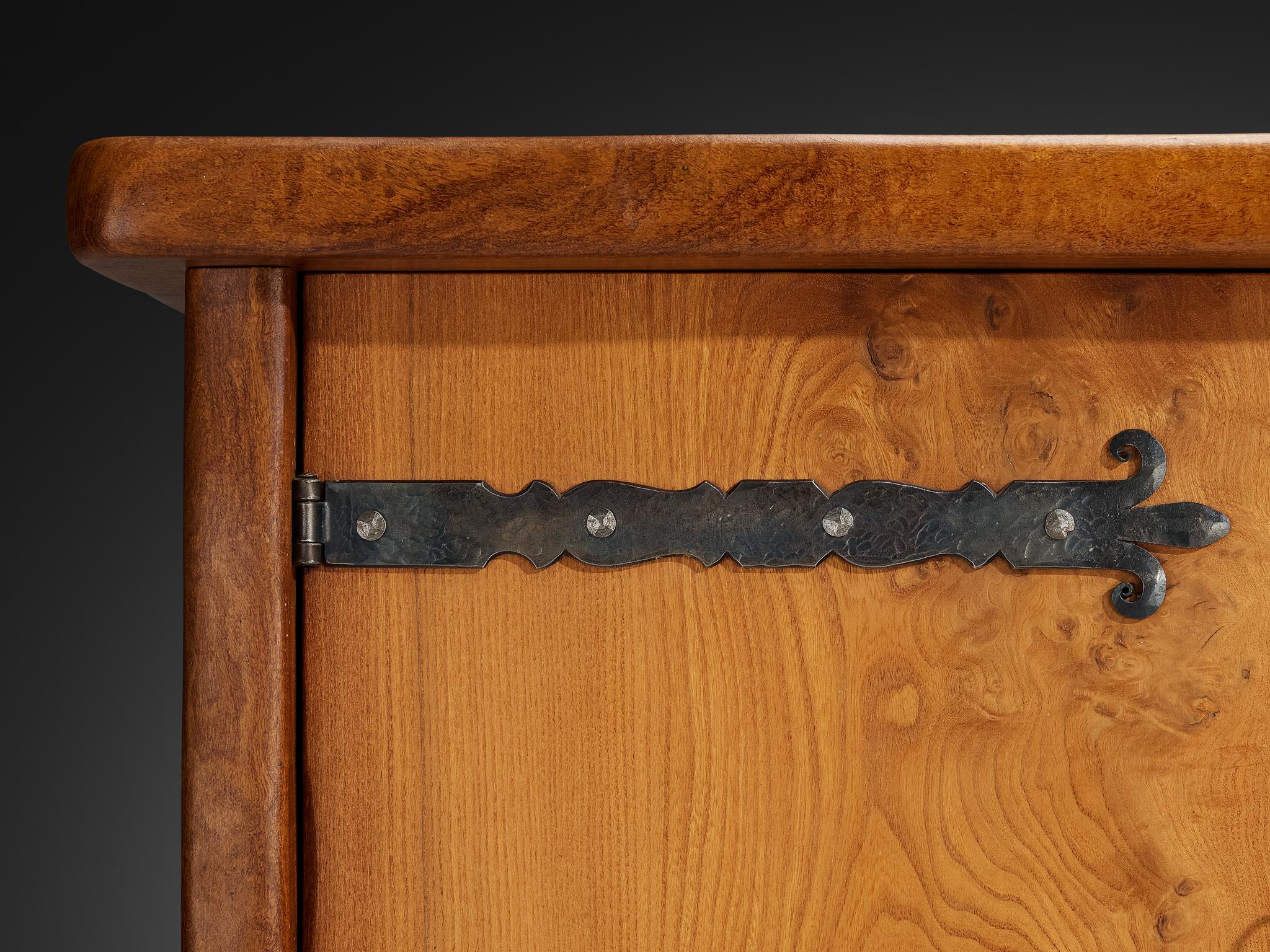 French Naturalistic Sideboard in Solid Elm In Good Condition For Sale In Waalwijk, NL