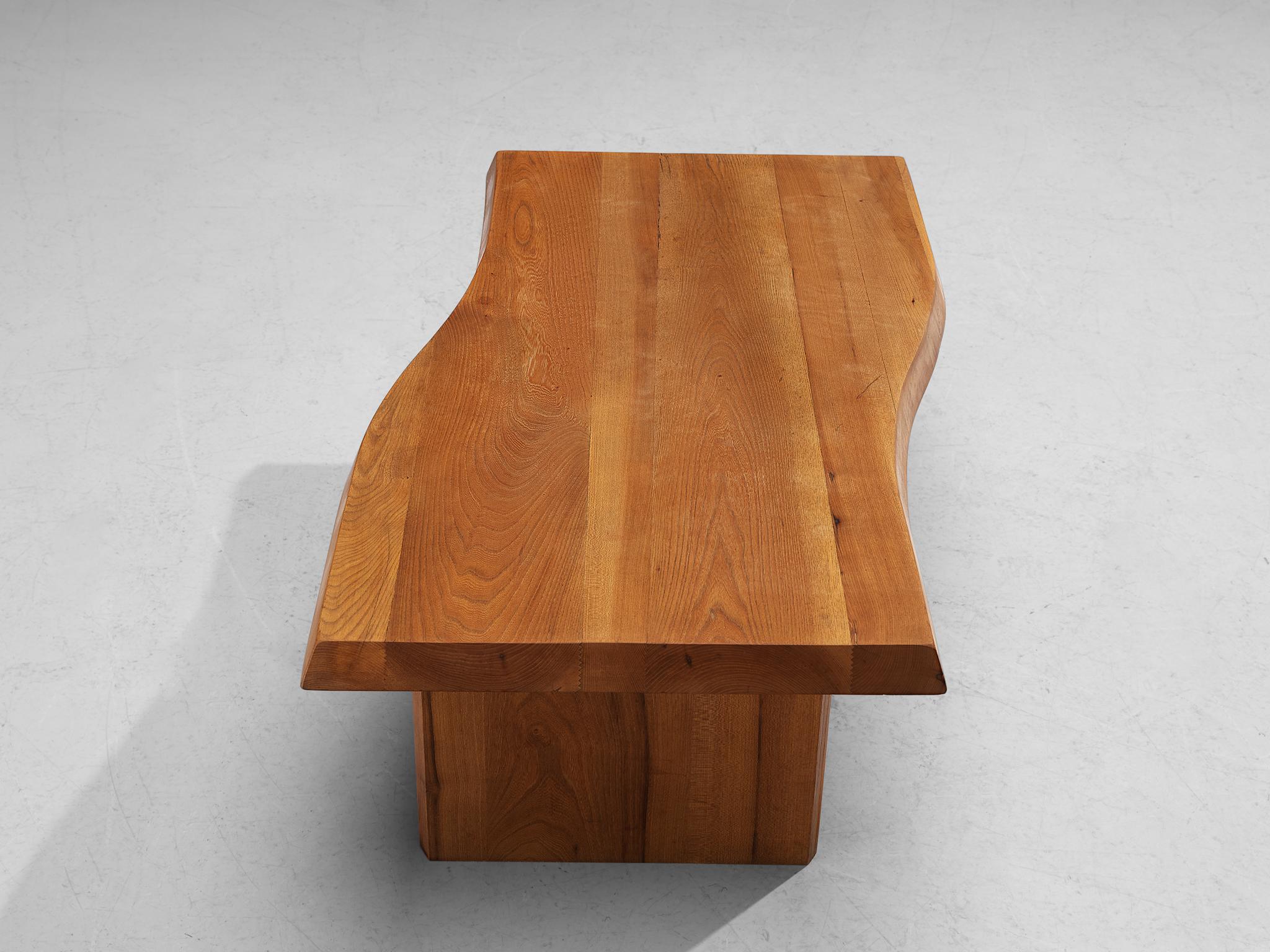 French Naturalistic Tree Slab Coffee Table in Elm In Good Condition In Waalwijk, NL