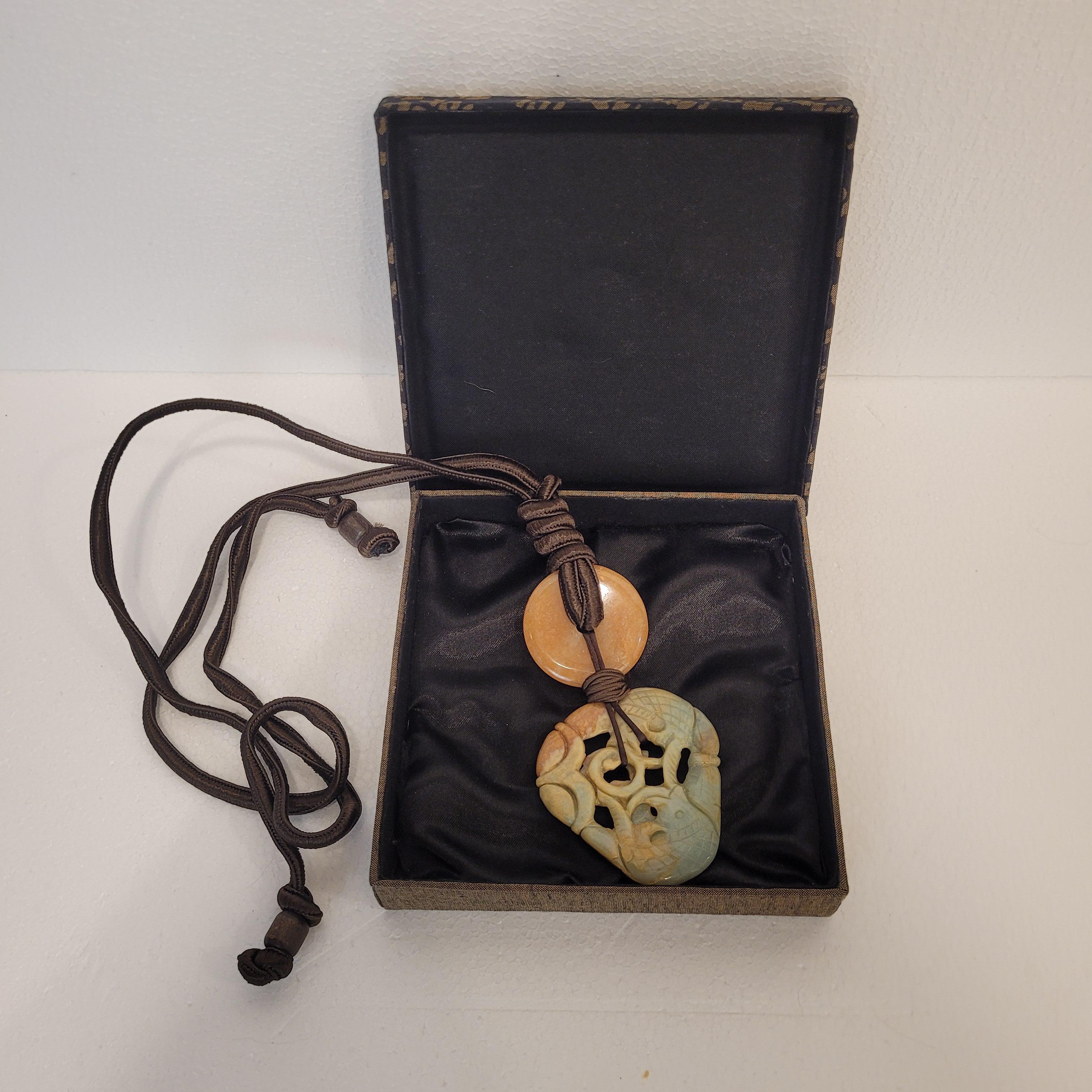 Collana francese o sautoir in giadeite e agata, filo di seta in vendita 2