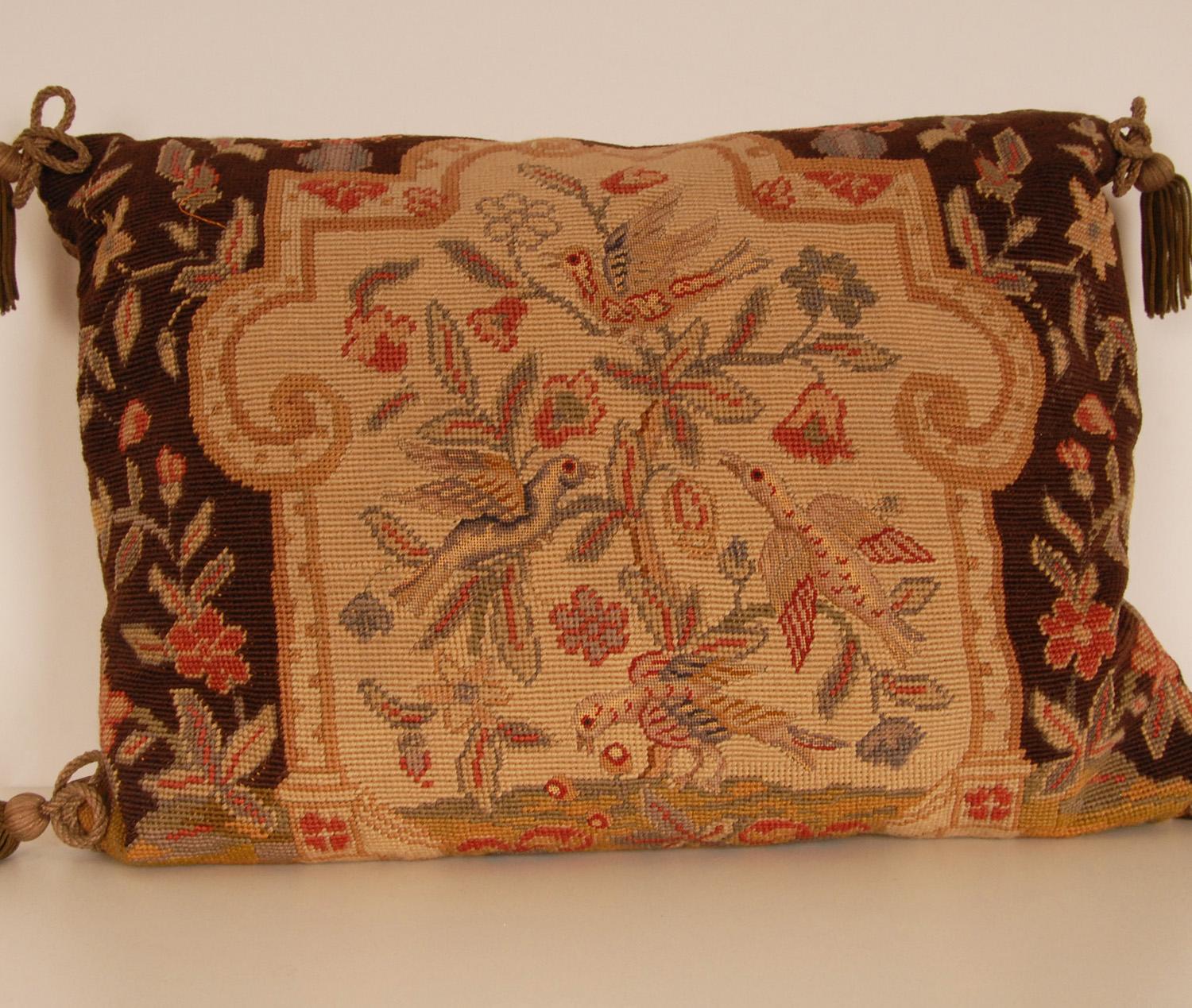 Antikes französisches Kissen - Wurfkissen mit unglaublich detailliertem Blumendesign und Textur.
Stil: Antike, Flämisch, Französisch, Renaissance, Keltisch, Mittelalterlich 
Kissen mit Nadelspitze und Metallfaden aus dem 19.
Hergestellt aus echter,