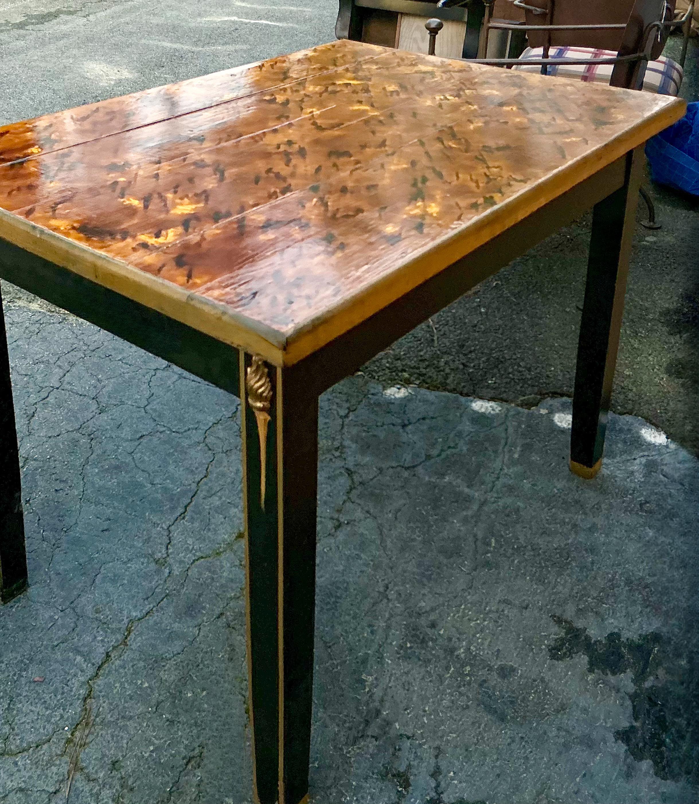 Französischer neoklassischer Tisch / Schreibtisch / Center in schwarzem Lack und Schildpattfarbe (Messing) im Angebot