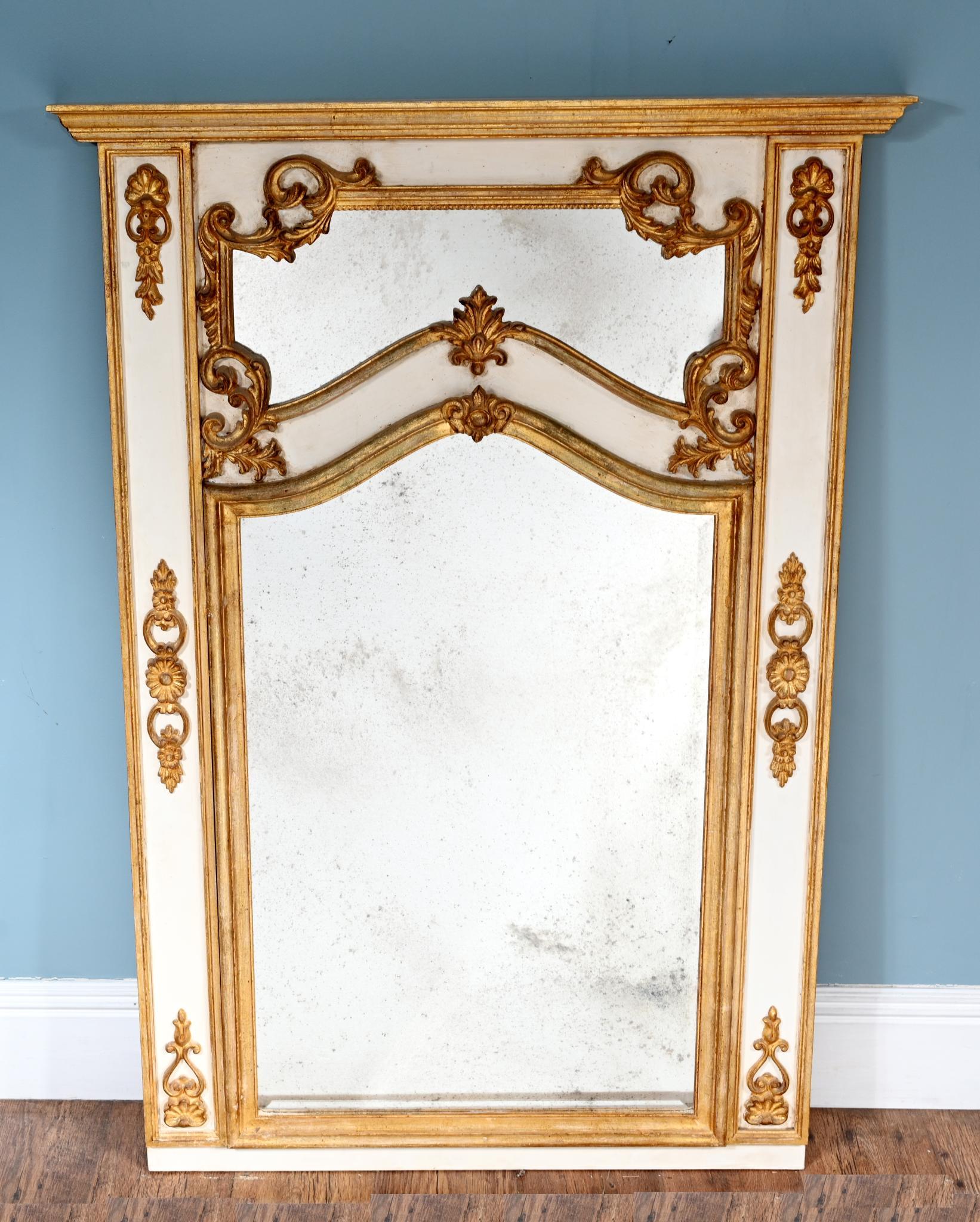 Vous voyez ici un magnifique miroir français de style Louis XVI. Le cadre est sculpté à la main et a été peint et doré.
accents
Style néoclassique Louis XVI affirmé, avec une ornementation symétrique et des détails sobres mais ornés.
Probablement