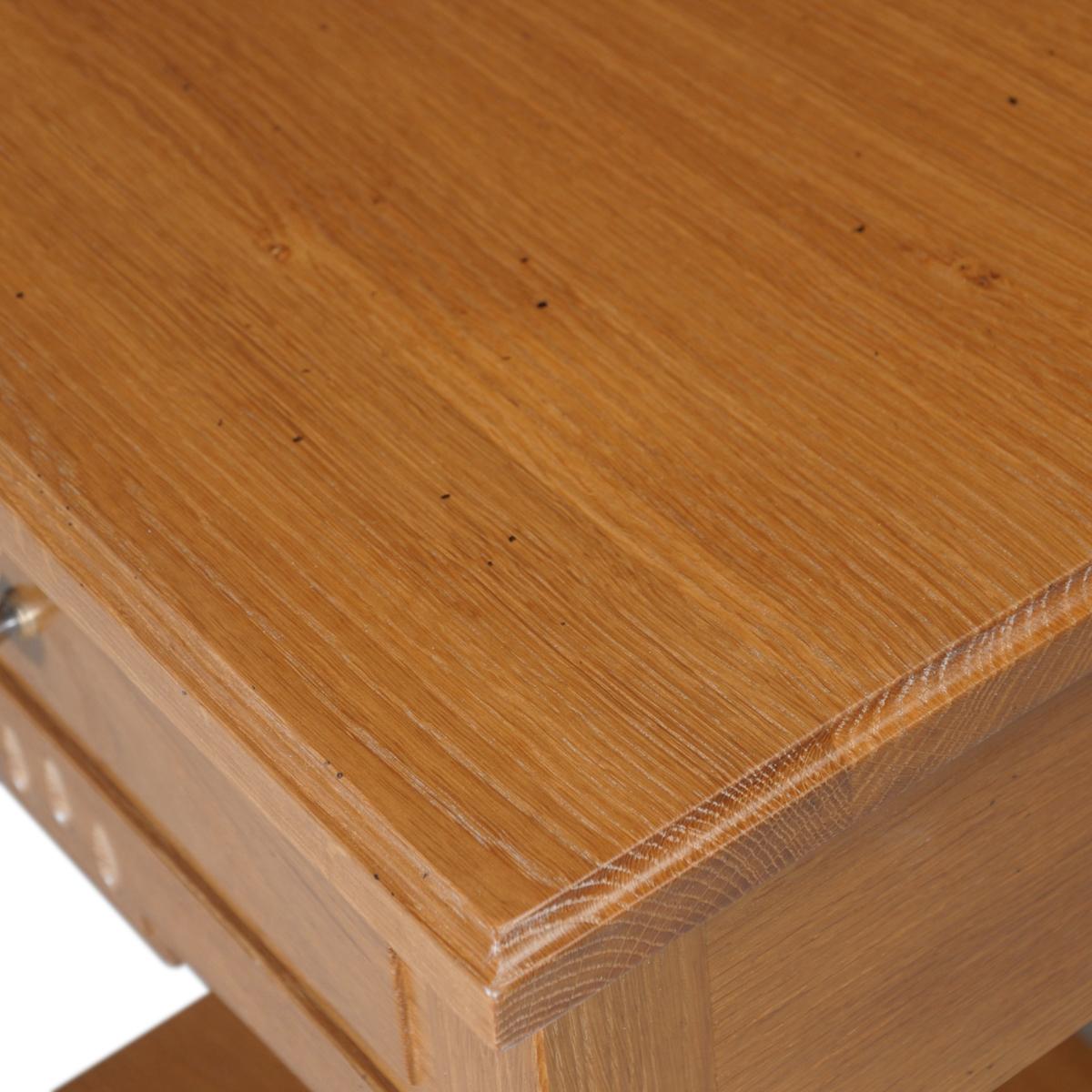 Tacheté Table de chevet de style néo-classique français en chêne massif avec 1 tiroir en vente