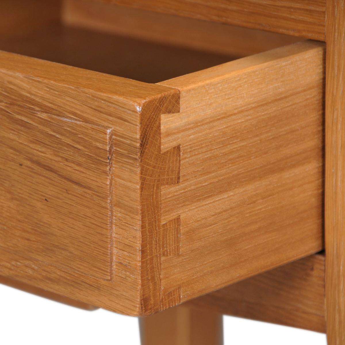 Cerise Table de chevet de style néo-classique français en chêne massif avec 1 tiroir en vente