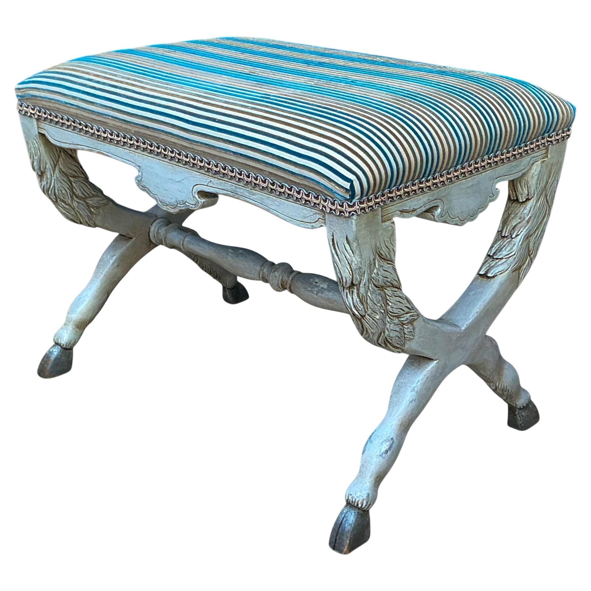Si tratta di una straordinaria panca o pouf in stile neoclassico francese dipinto a mano. Il pezzo è dipinto in un grigio francese neutro e anche il velluto a righe è molto neutro. Molto probabilmente risale agli anni '40 e le finiture e la
