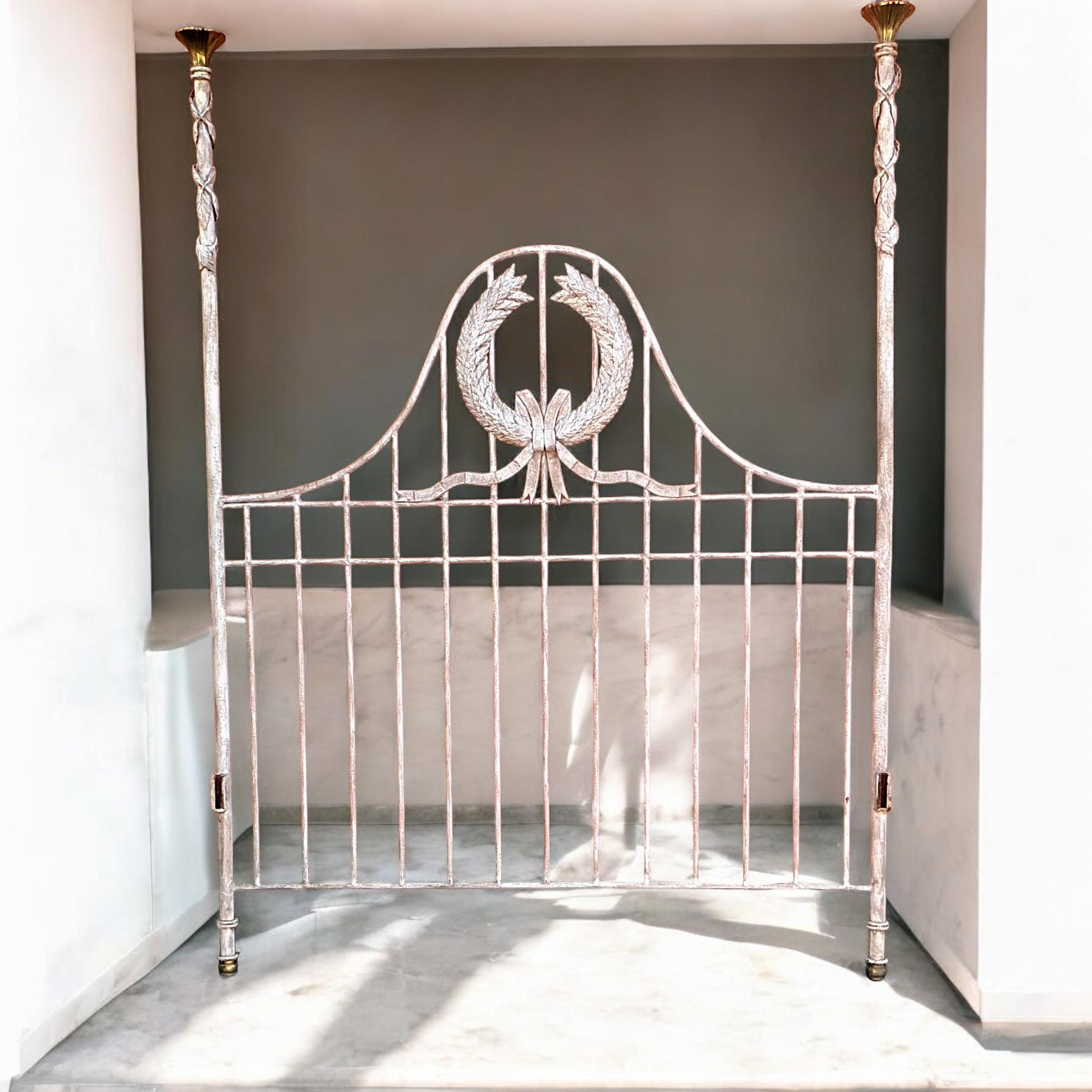 Dieses Bett ist zeitlos schön! Es ist ein französisches Himmelbett aus weißem Eisen im neoklassizistischen Stil mit massiven Messingzierleisten. Das Finish ist ein absichtlich verunstaltetes, antikes Weiß. Es hat die Größe einer Königin. Dieses