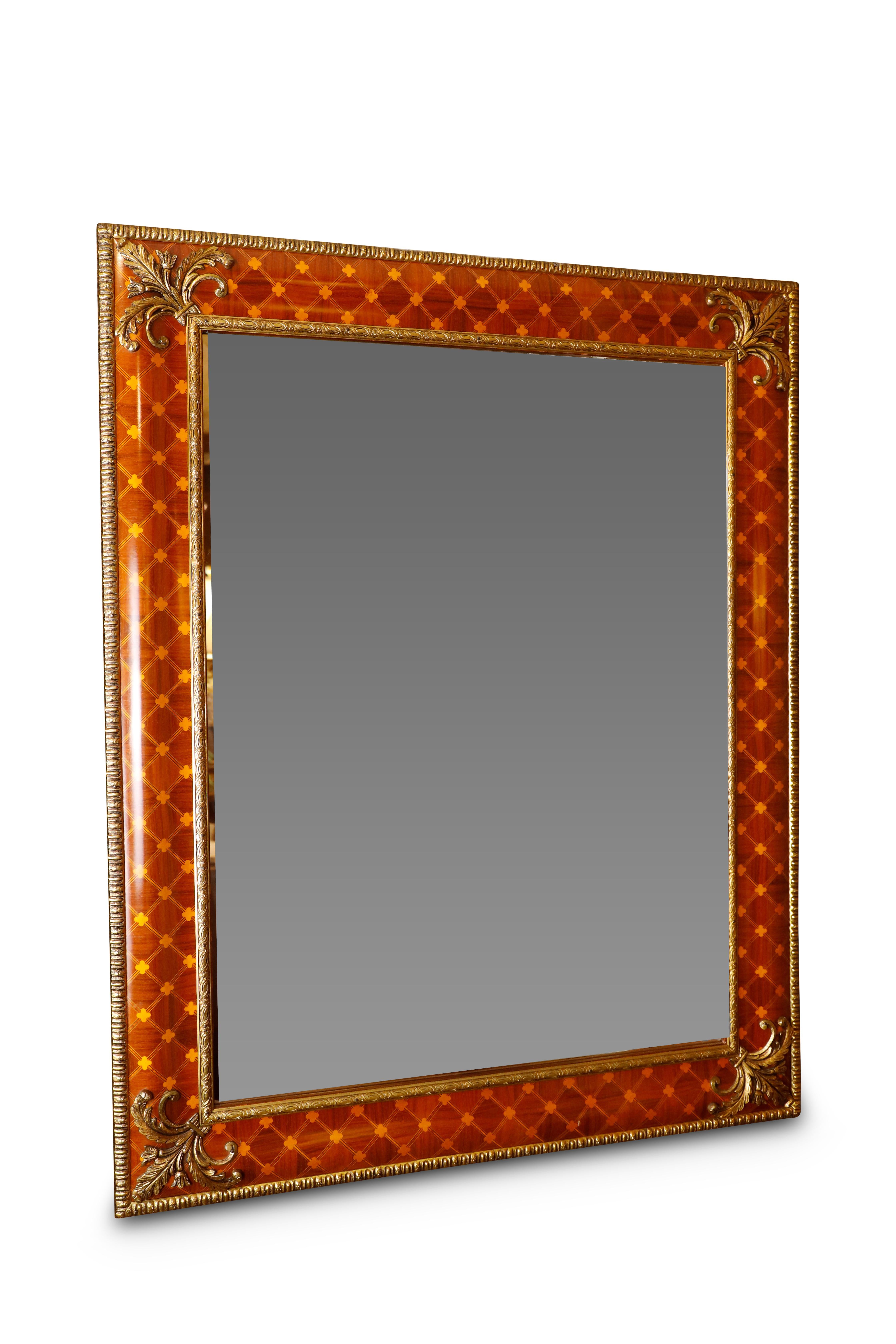 Specchio francese, neoclassico, in noce e legno satinato.  La cornice è composta da segmenti di parquet di noce con motivi e intarsi in legno di raso.  Specchio originale in vetro smussato.