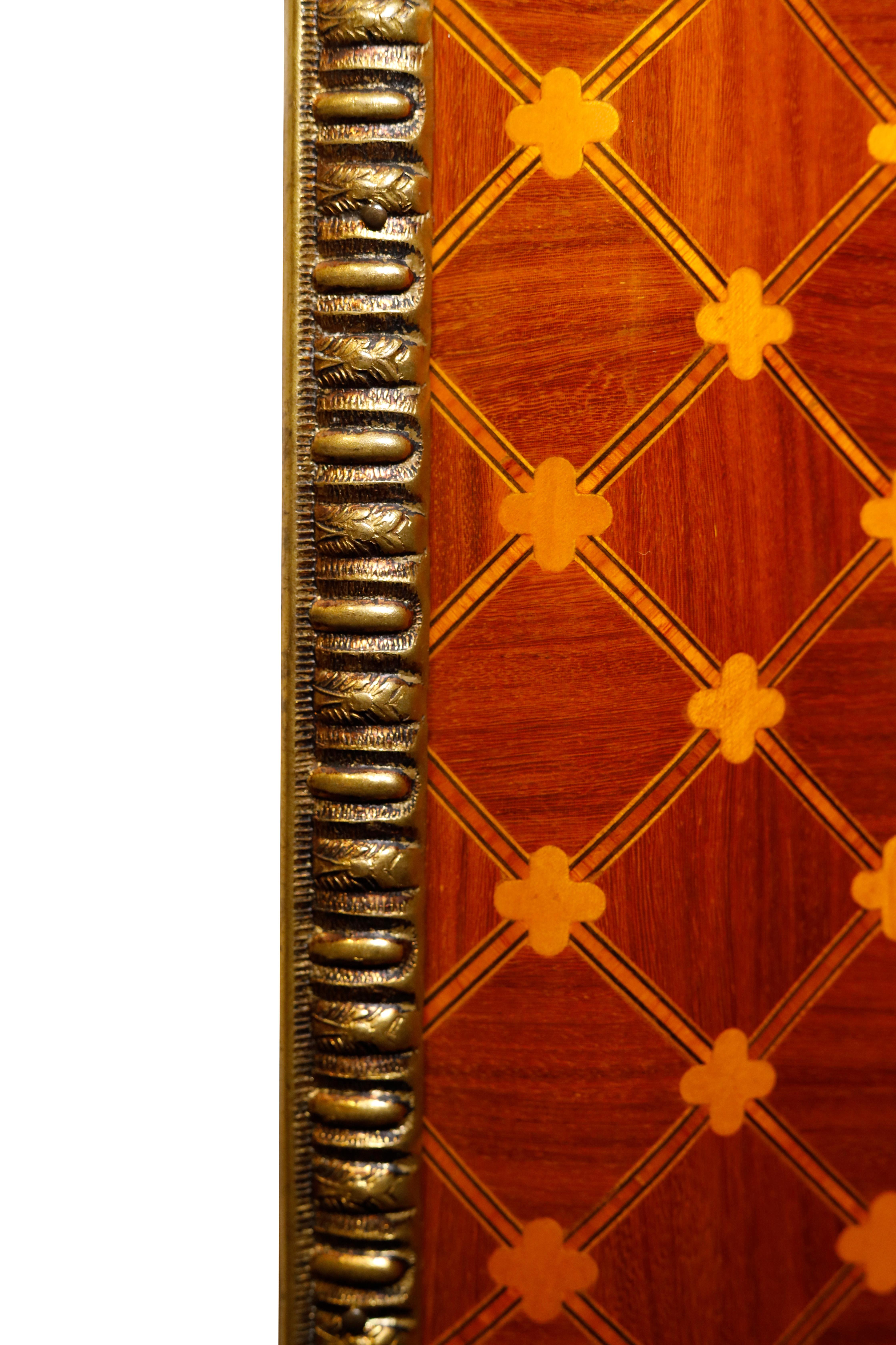 Francese Specchio neoclassico francese in noce e legno satinato in vendita