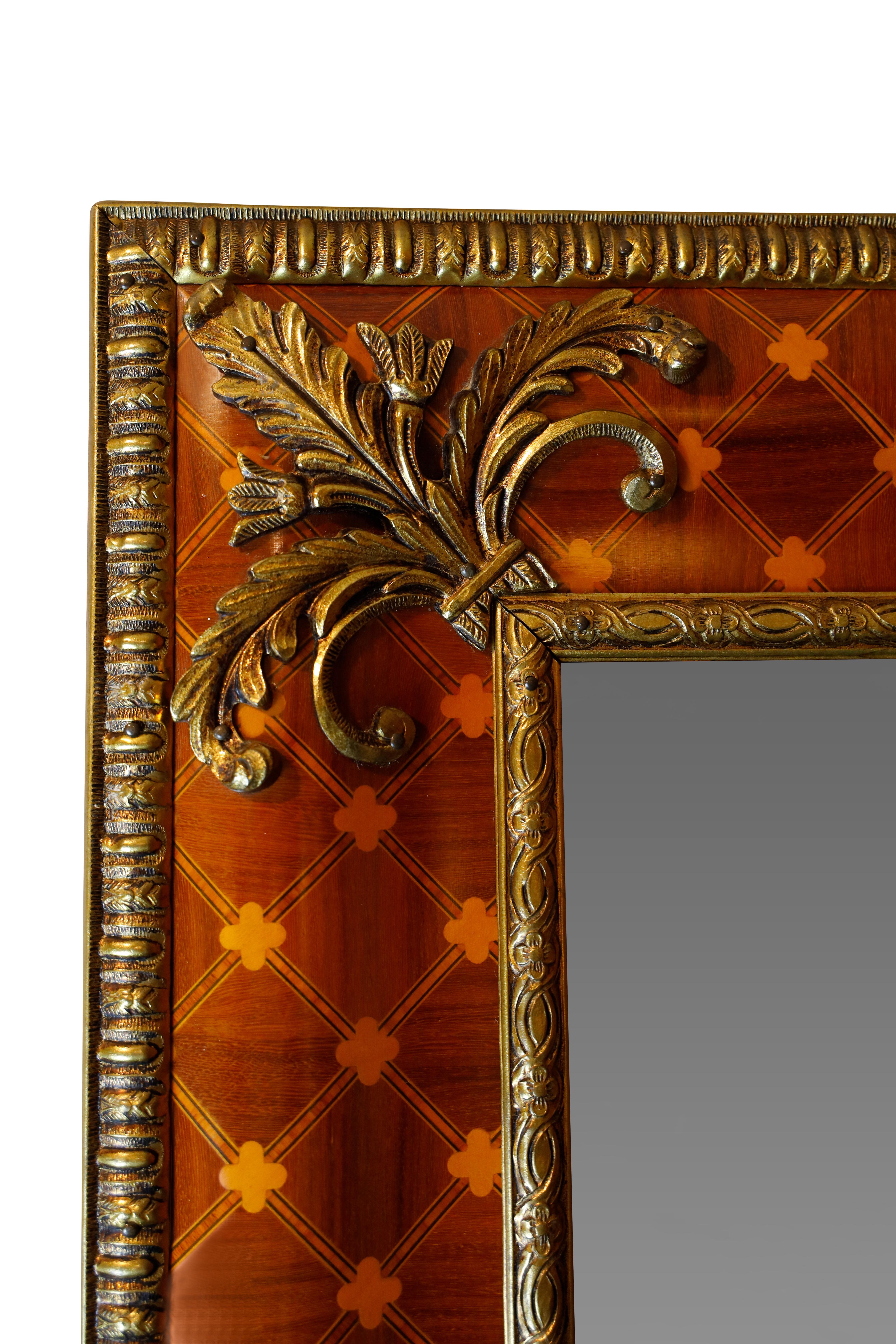 Smussato Specchio neoclassico francese in noce e legno satinato in vendita