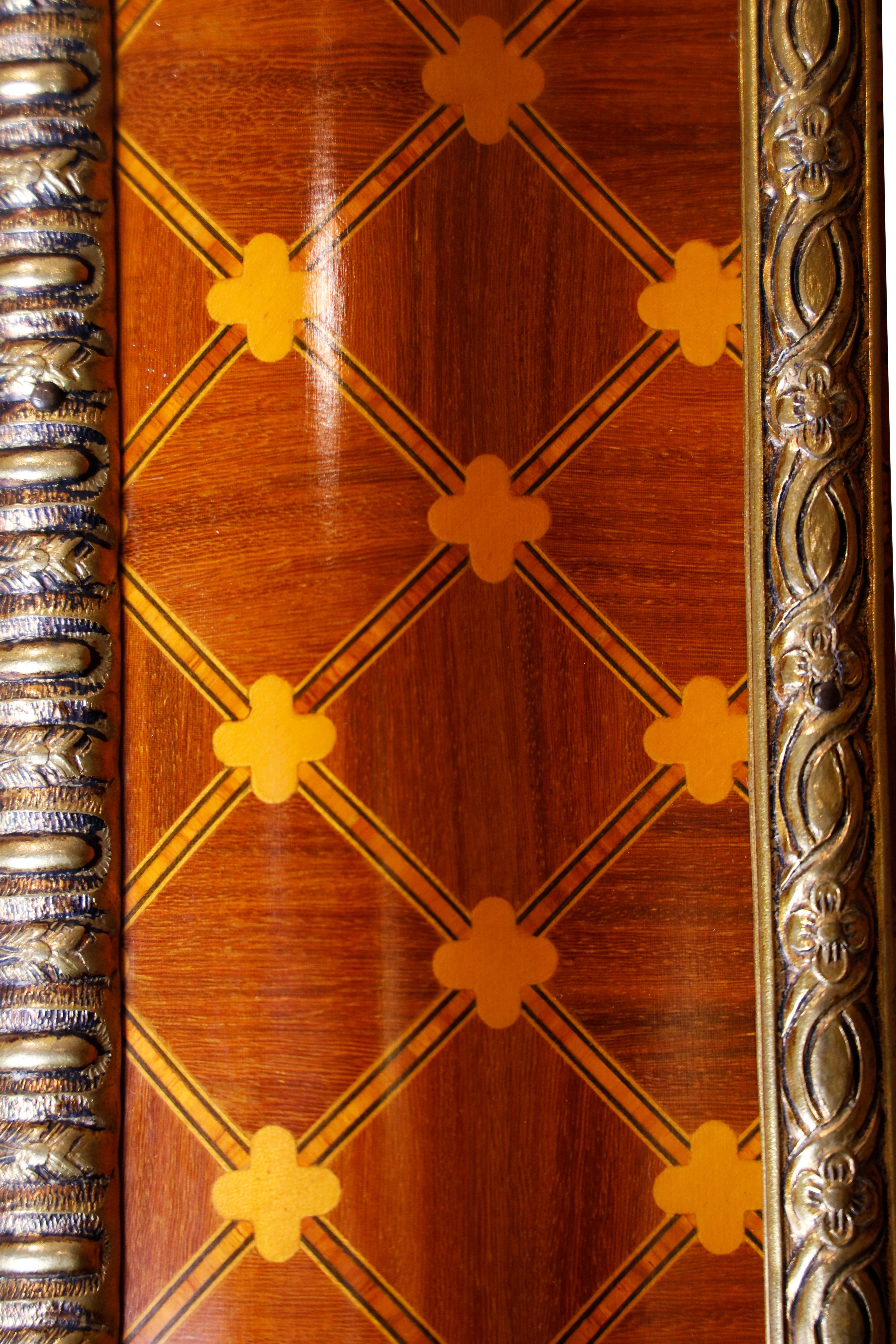 Specchio neoclassico francese in noce e legno satinato In condizioni ottime in vendita a Woodbury, CT