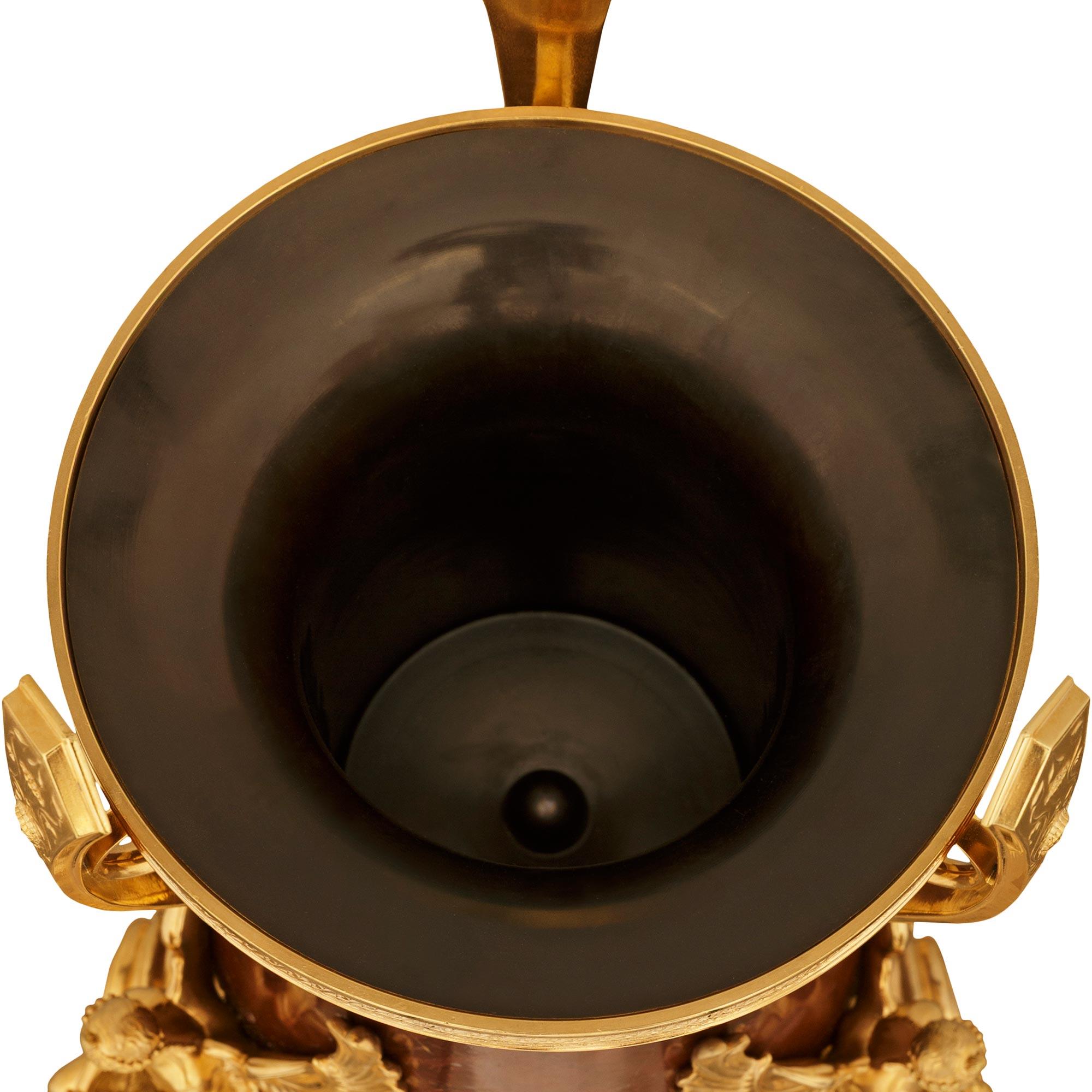 Vase néo-grec français en marbre rouge et bronze doré. Vase en bronze doré et marbre rouge griotte, attribué à Barbedienne en vente 5