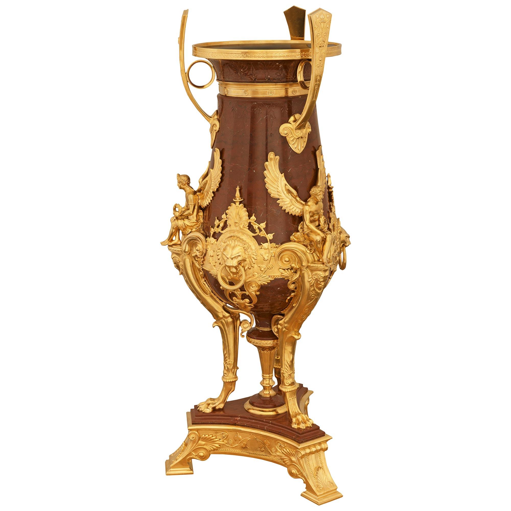 Français Vase néo-grec français en marbre rouge et bronze doré. Vase en bronze doré et marbre rouge griotte, attribué à Barbedienne en vente