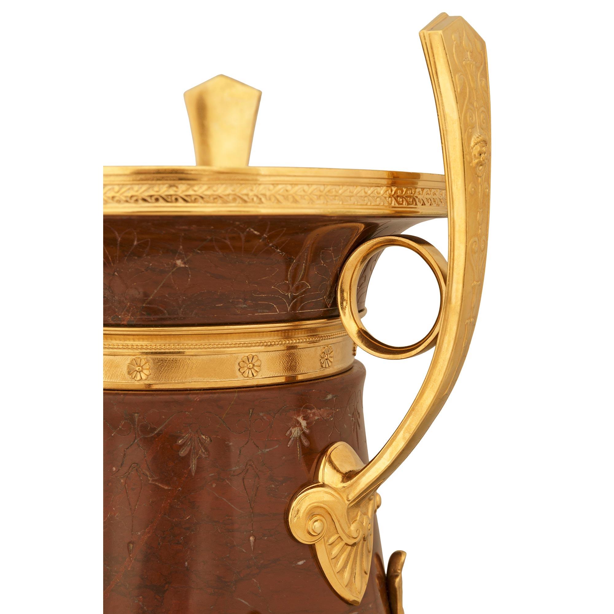 Vase néo-grec français en marbre rouge et bronze doré. Vase en bronze doré et marbre rouge griotte, attribué à Barbedienne Bon état - En vente à West Palm Beach, FL