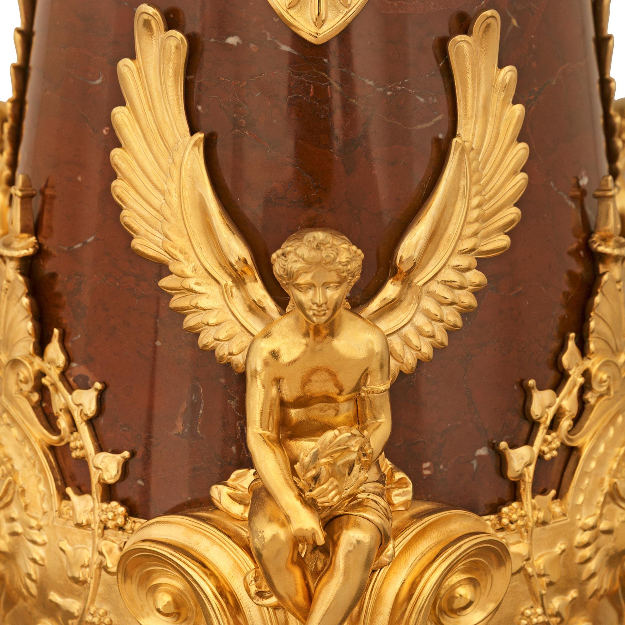 XIXe siècle Vase néo-grec français en marbre rouge et bronze doré. Vase en bronze doré et marbre rouge griotte, attribué à Barbedienne en vente