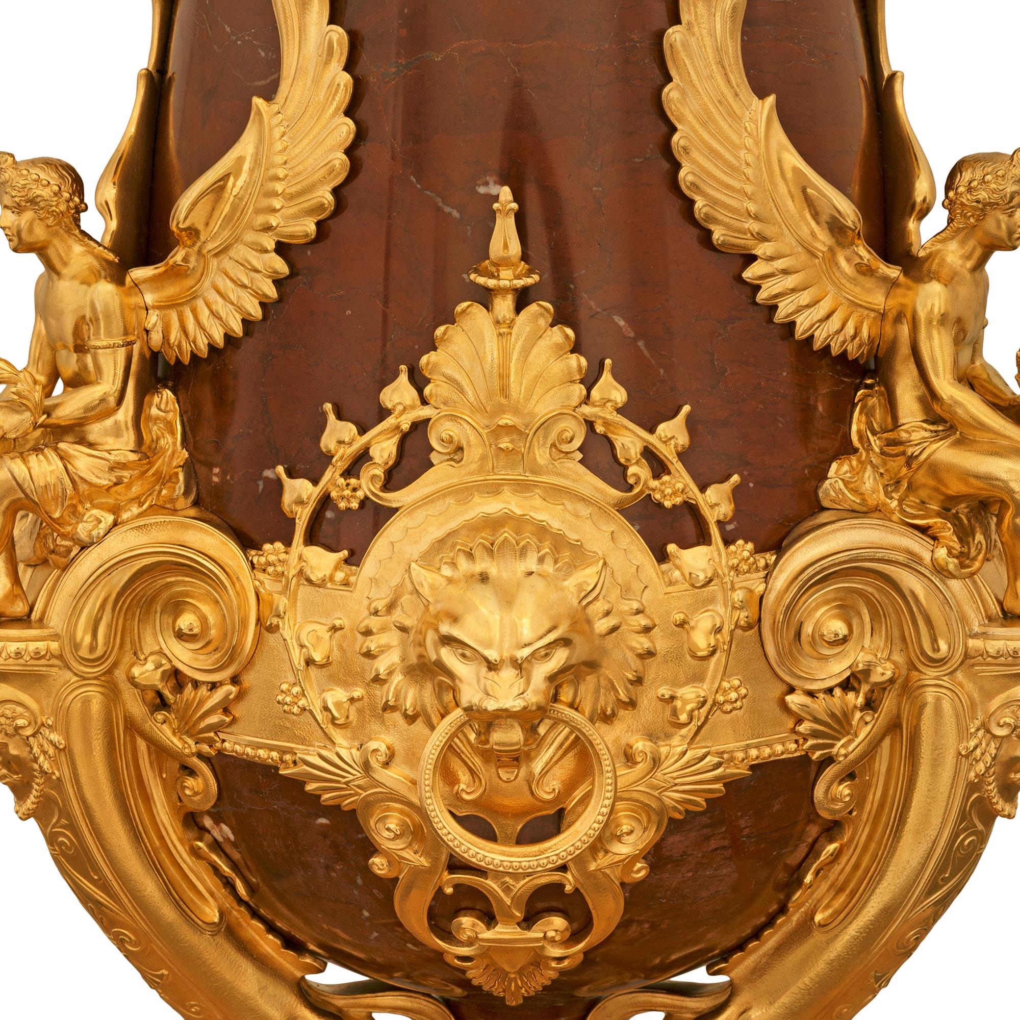 Bronze doré Vase néo-grec français en marbre rouge et bronze doré. Vase en bronze doré et marbre rouge griotte, attribué à Barbedienne en vente