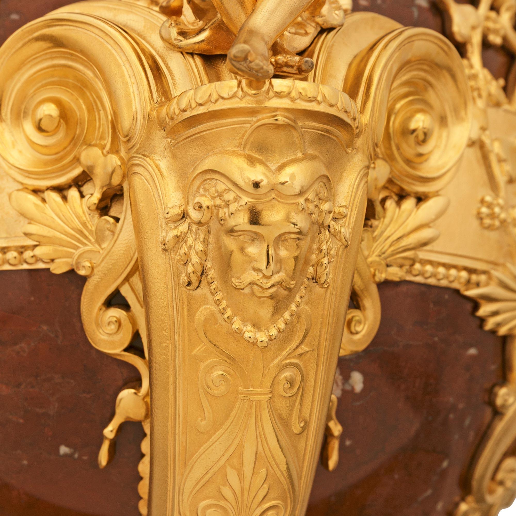 Vase néo-grec français en marbre rouge et bronze doré. Vase en bronze doré et marbre rouge griotte, attribué à Barbedienne en vente 1