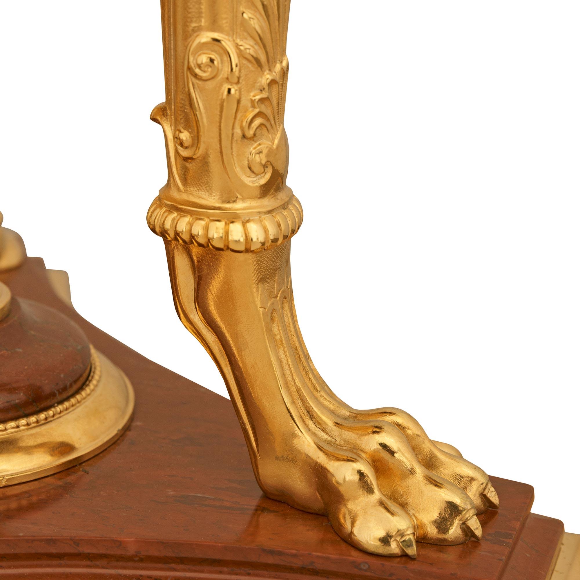 Vase néo-grec français en marbre rouge et bronze doré. Vase en bronze doré et marbre rouge griotte, attribué à Barbedienne en vente 3