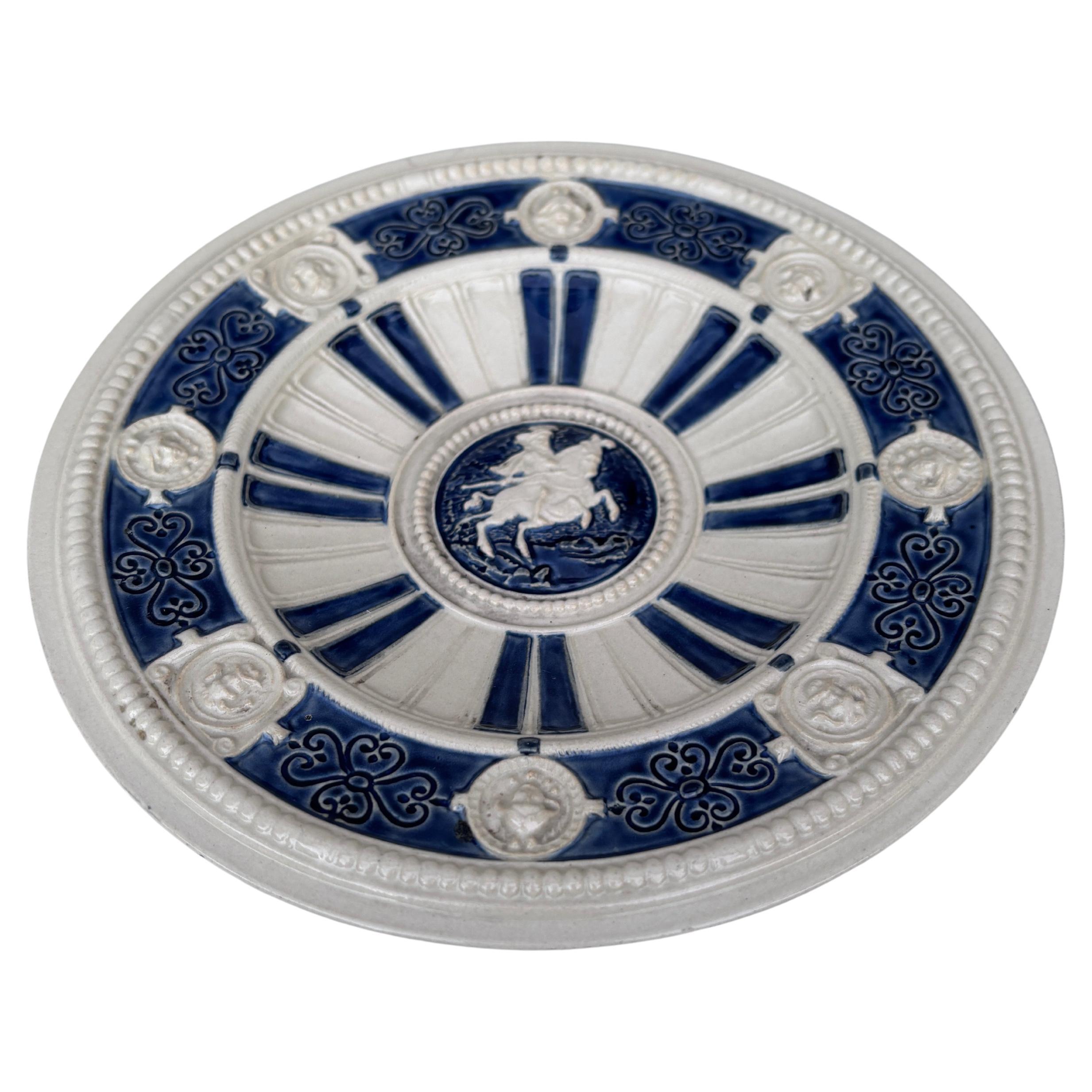 Piatto in maiolica neorinascimentale francese del 1890 circa.
Decorato con un cavaliere al centro, bordo con ritratti a medaglione.
