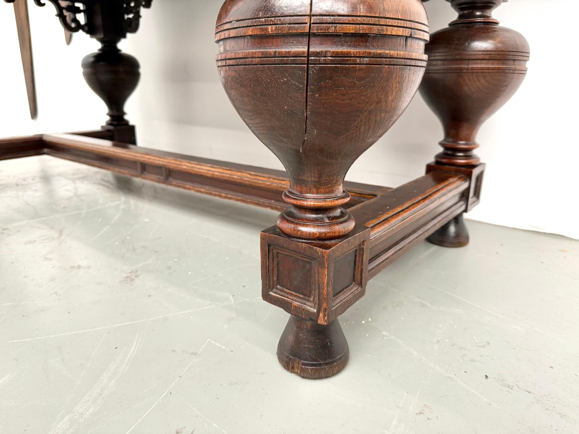 French neo-Renaissance solid oak desk, circa 1900. For Sale 5