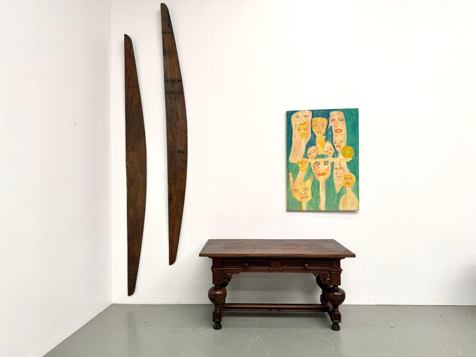 Maison Lecan presents a Neo-Renaissance solid oak desk, circa 1900.

This antique piece perfectly reflects the craftsmanship of early 20th-century French cabinetmakers. Made of solid oak, it stands out for its strong baluster legs connected by a