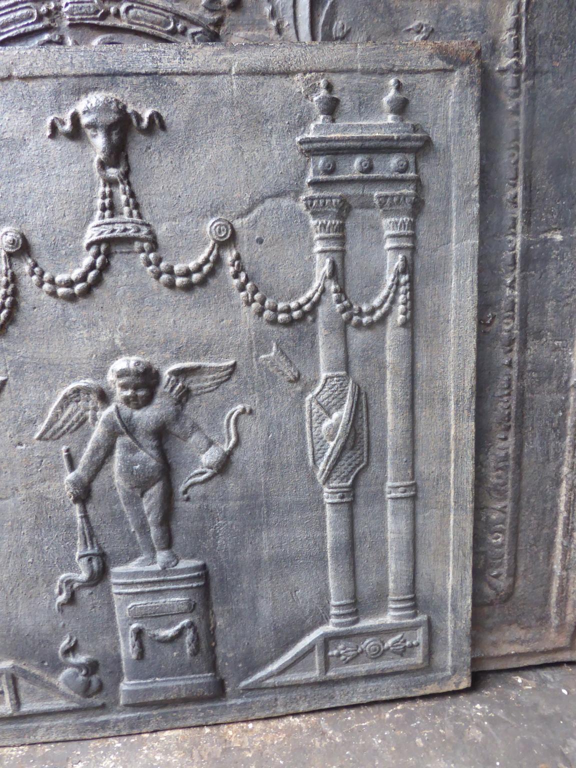 Moulage Plaque de cheminée / dosseret 'Allégorie de l'Amour' de style néoclassique français en vente
