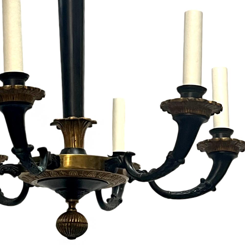 Lustre français doré et patiné des années 1920, avec patine d'origine. 6 lumières.

Mesures :
Diamètre : 21
