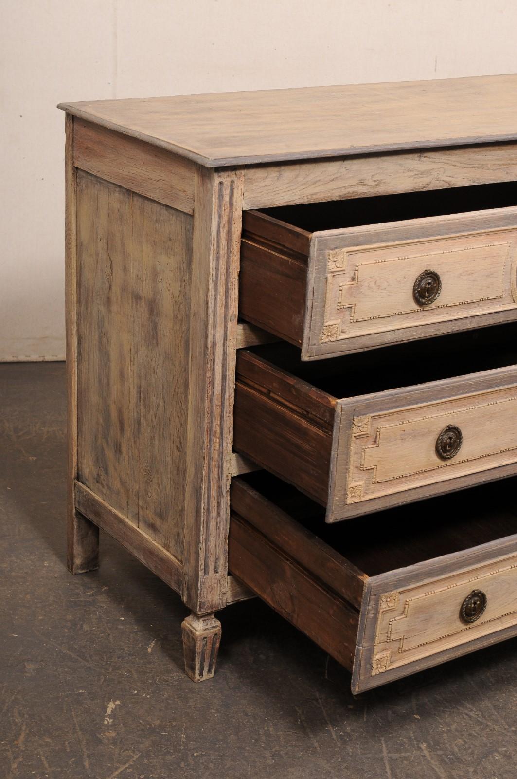 Commode neoclassica francese con dettagli ben curati, XIX sec. In condizioni buone in vendita a Atlanta, GA