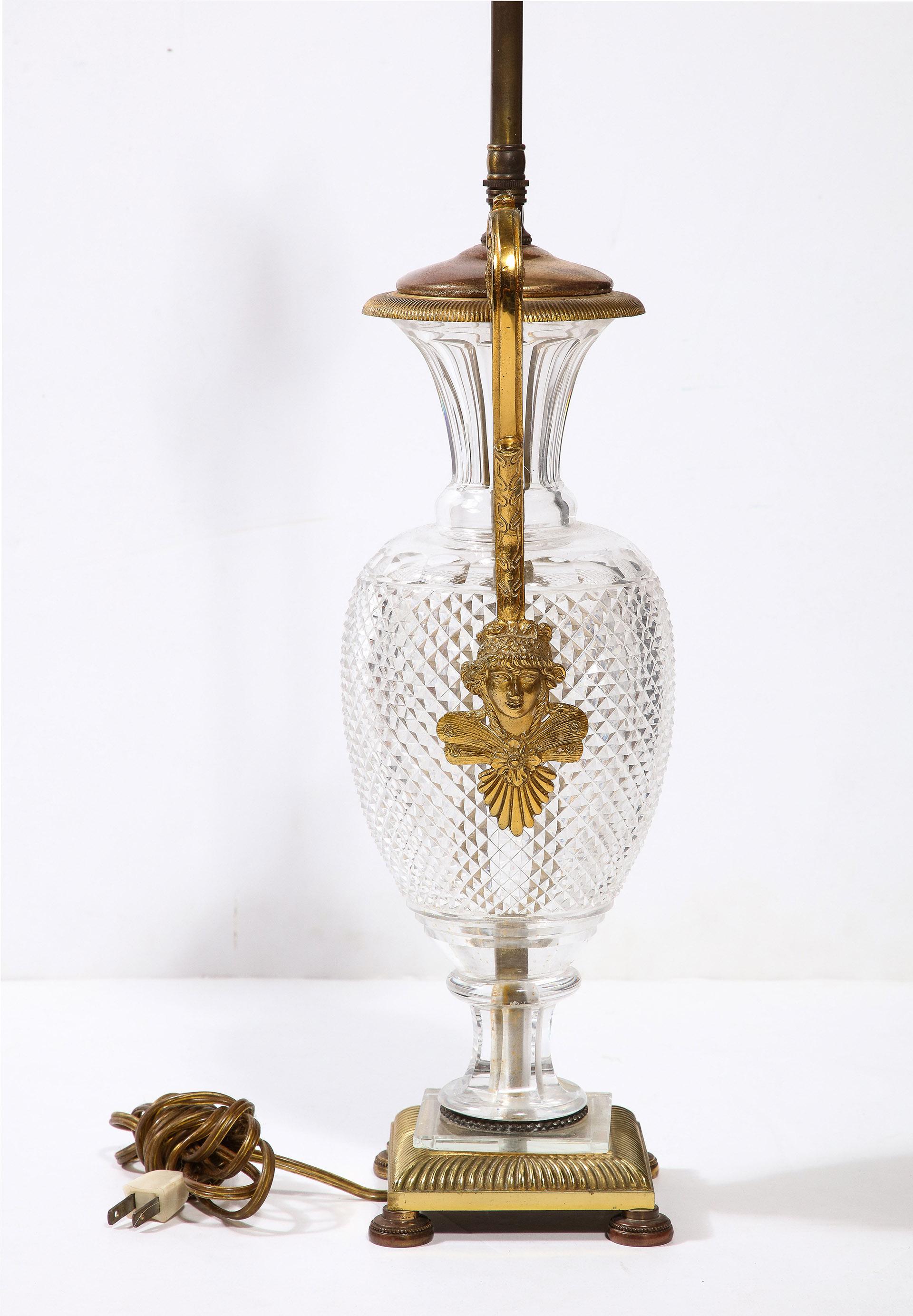 Cristal Lampe française de style néoclassique en cristal et bronze en vente