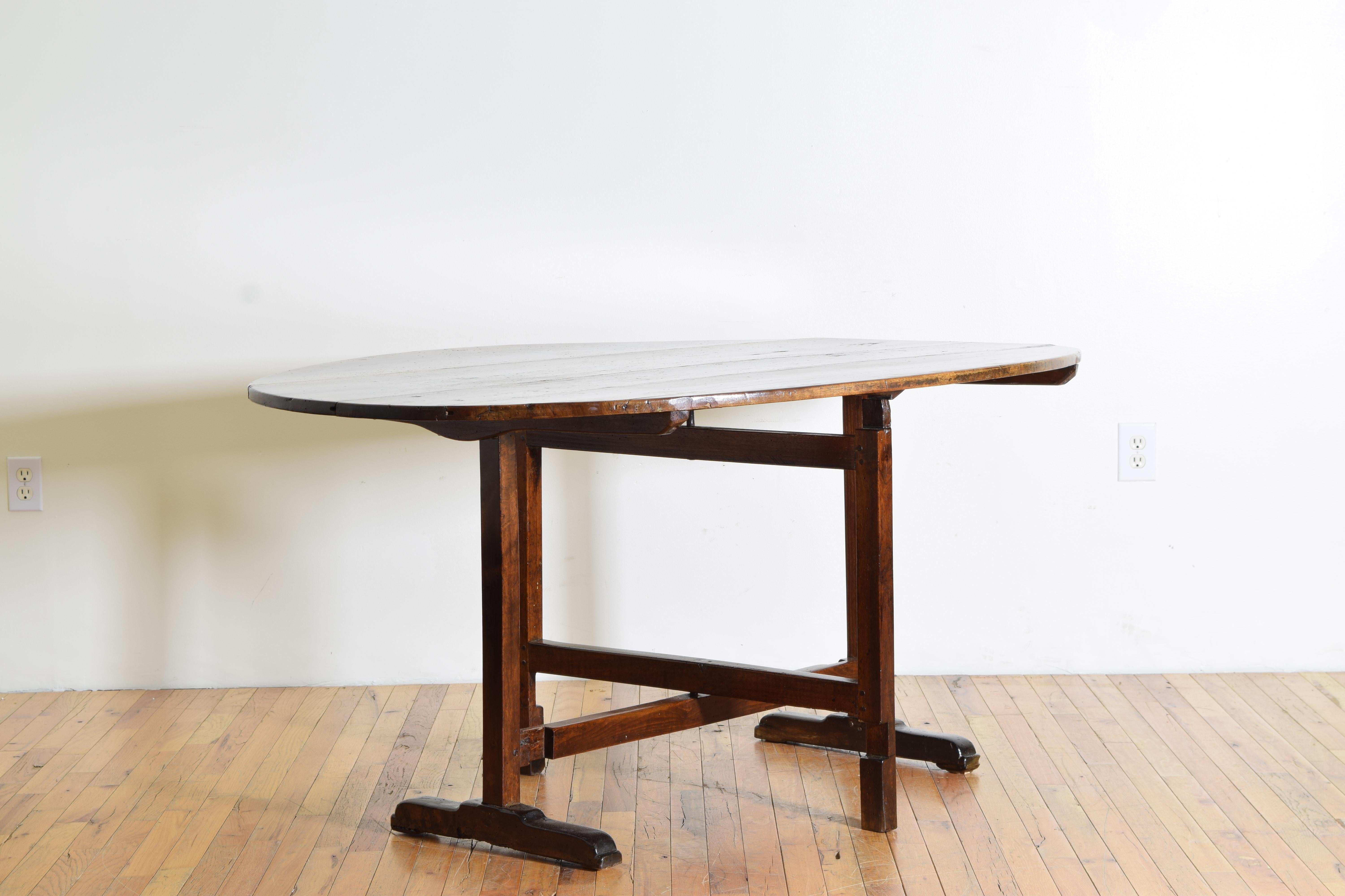 French Neoclassic Figured Walnut Oval Folding Vendange Table, 2ndq 19th century In Good Condition In Atlanta, GA