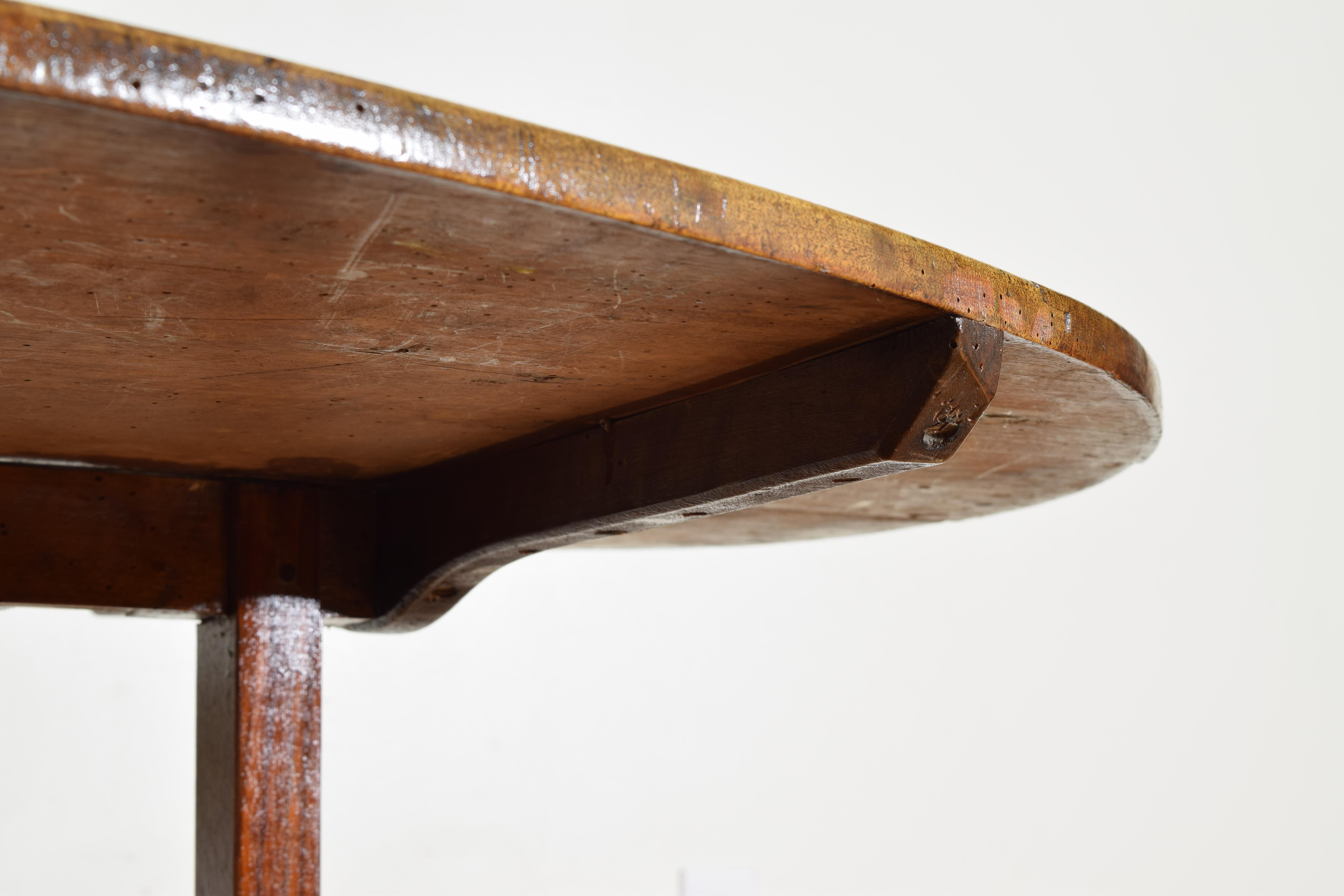French Neoclassic Figured Walnut Oval Folding Vendange Table, 2ndq 19th century 4