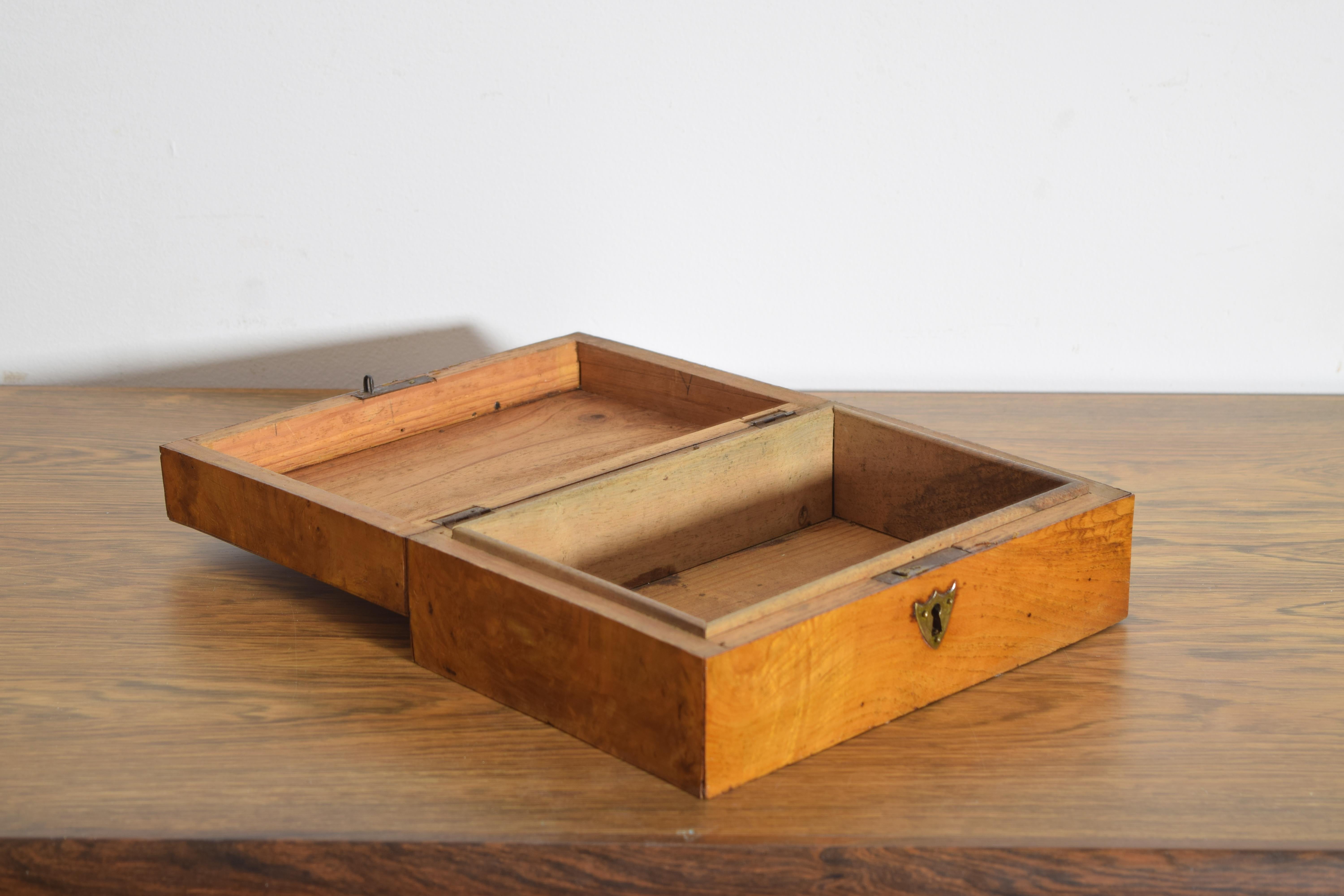 Boîte à charnières en bois d'érable, 2e quart du 19e siècle Bon état - En vente à Atlanta, GA