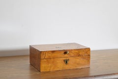 Scatola neoclassica francese in legno d'acero con cerniera, secondo quarto del XIX secolo