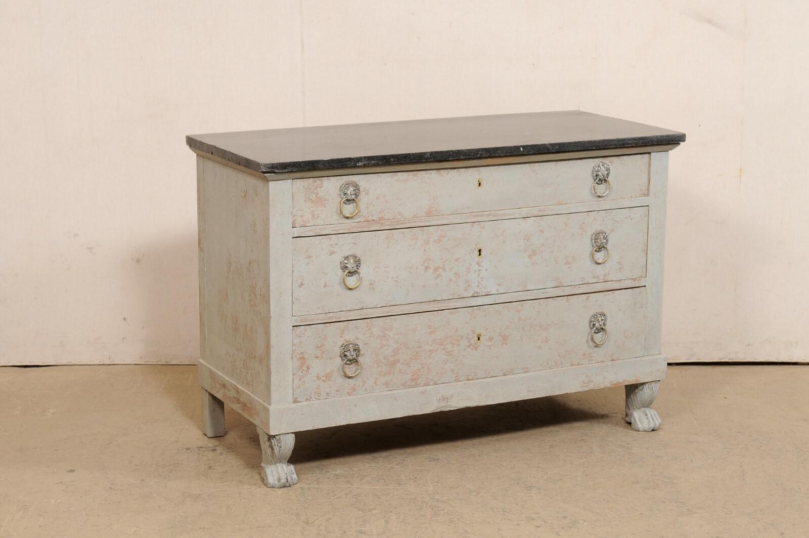 Commodo neoclassico francese con quattro cassetti e piano in marmo del XIX secolo. Questa cassapanca antica proveniente dalla Francia presenta un piano in marmo di forma rettangolare, sopra la cassa che ospita tre cassetti, disegnati in linee pulite