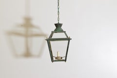 Farol neoclásico francés de tole pintado y latón, mediados del siglo XIX